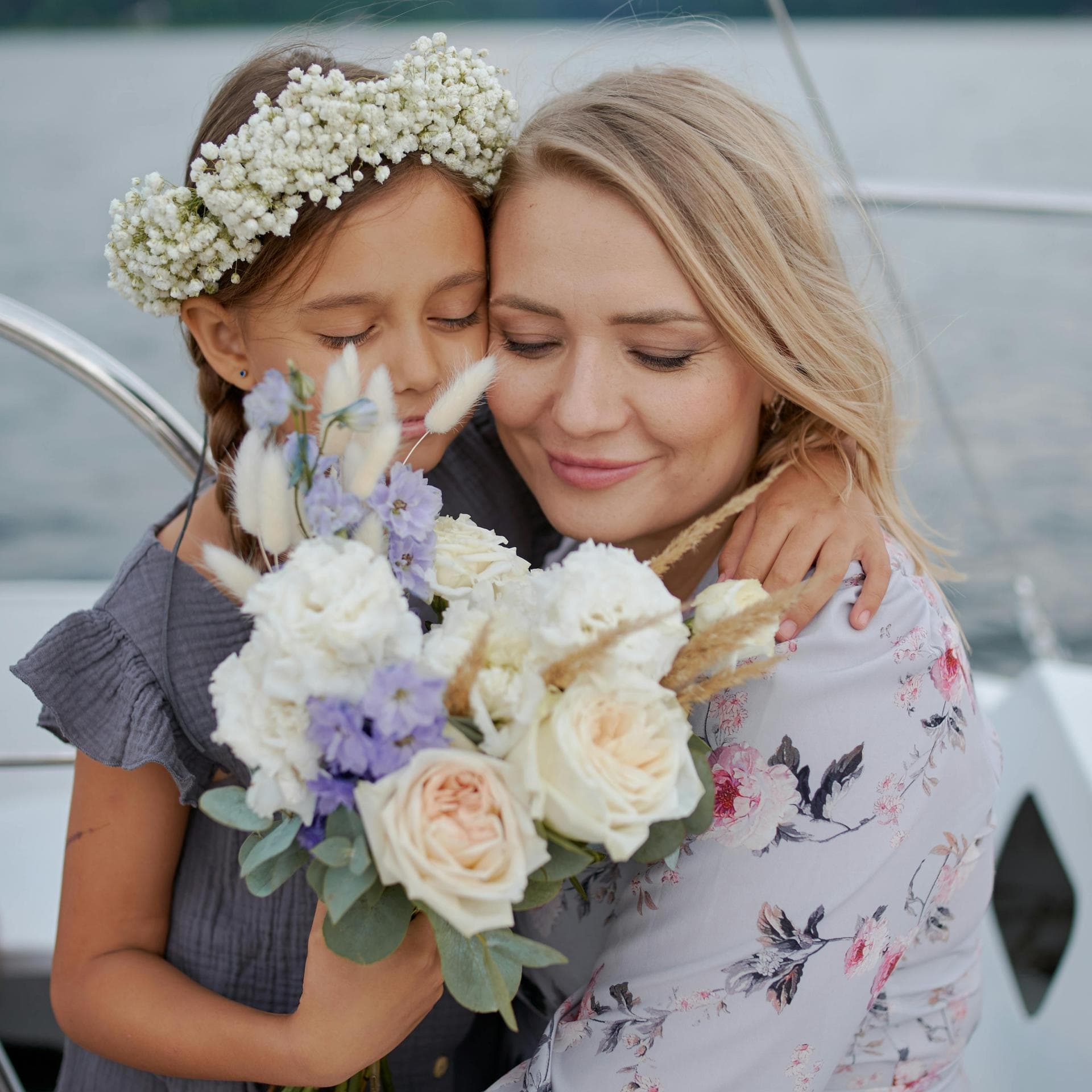 Ein Mädchen schenkt seiner Mutter Blumen zum Muttertag. 