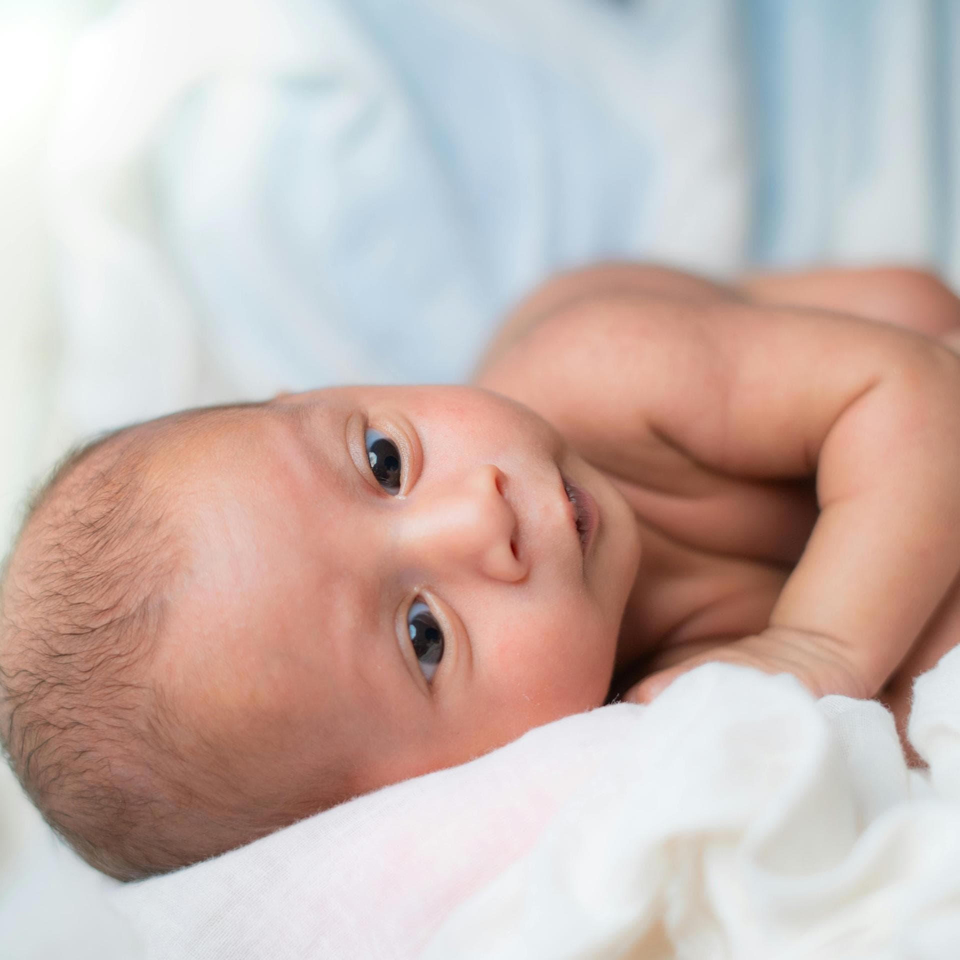 Baby liegt auf der Seite.