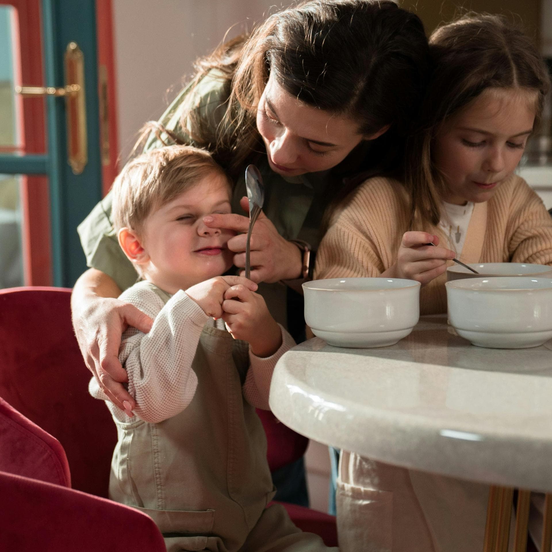 Familie beim Frühstück