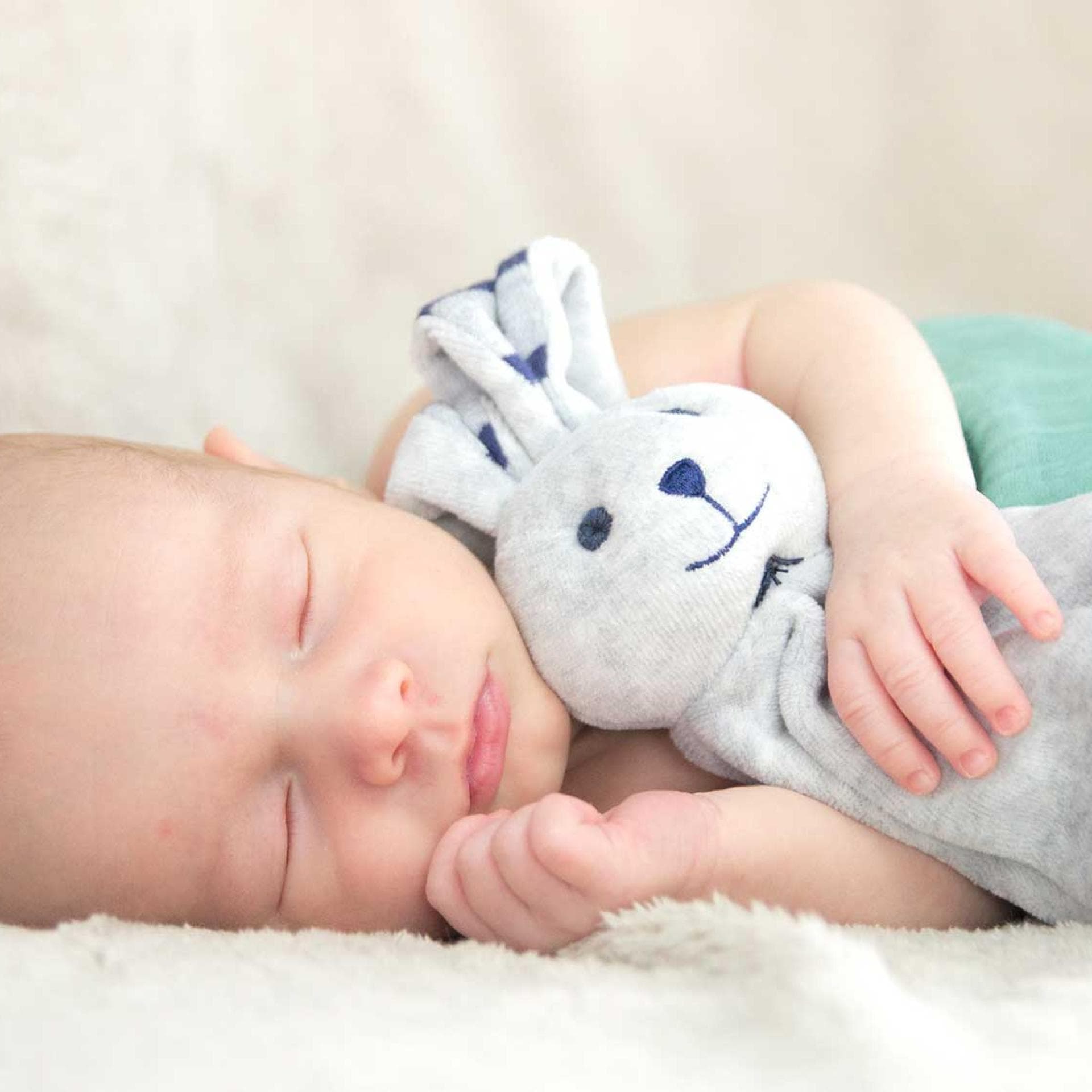 Schlafendes Baby mit Schnuffeltuch.