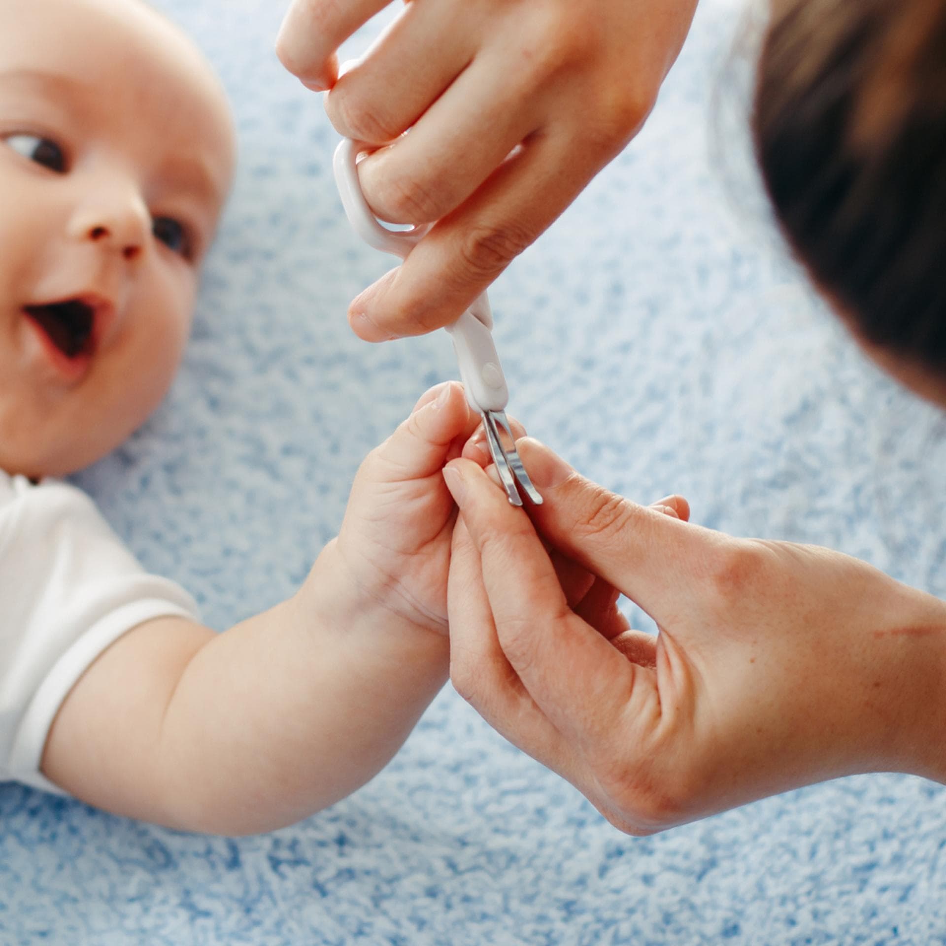 Dem Baby die Fingernägel zu schneiden, ist am Anfang ganz schön aufregend. Für beide Seiten!