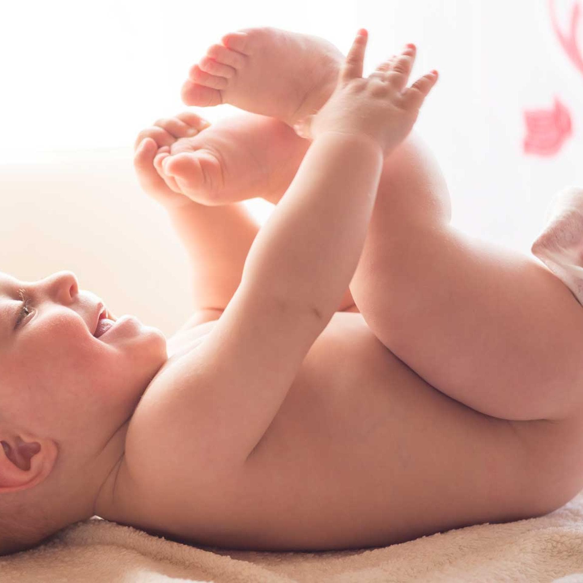 Baby wird beim Wickeln mit dem Feuchttuch abgewischt.