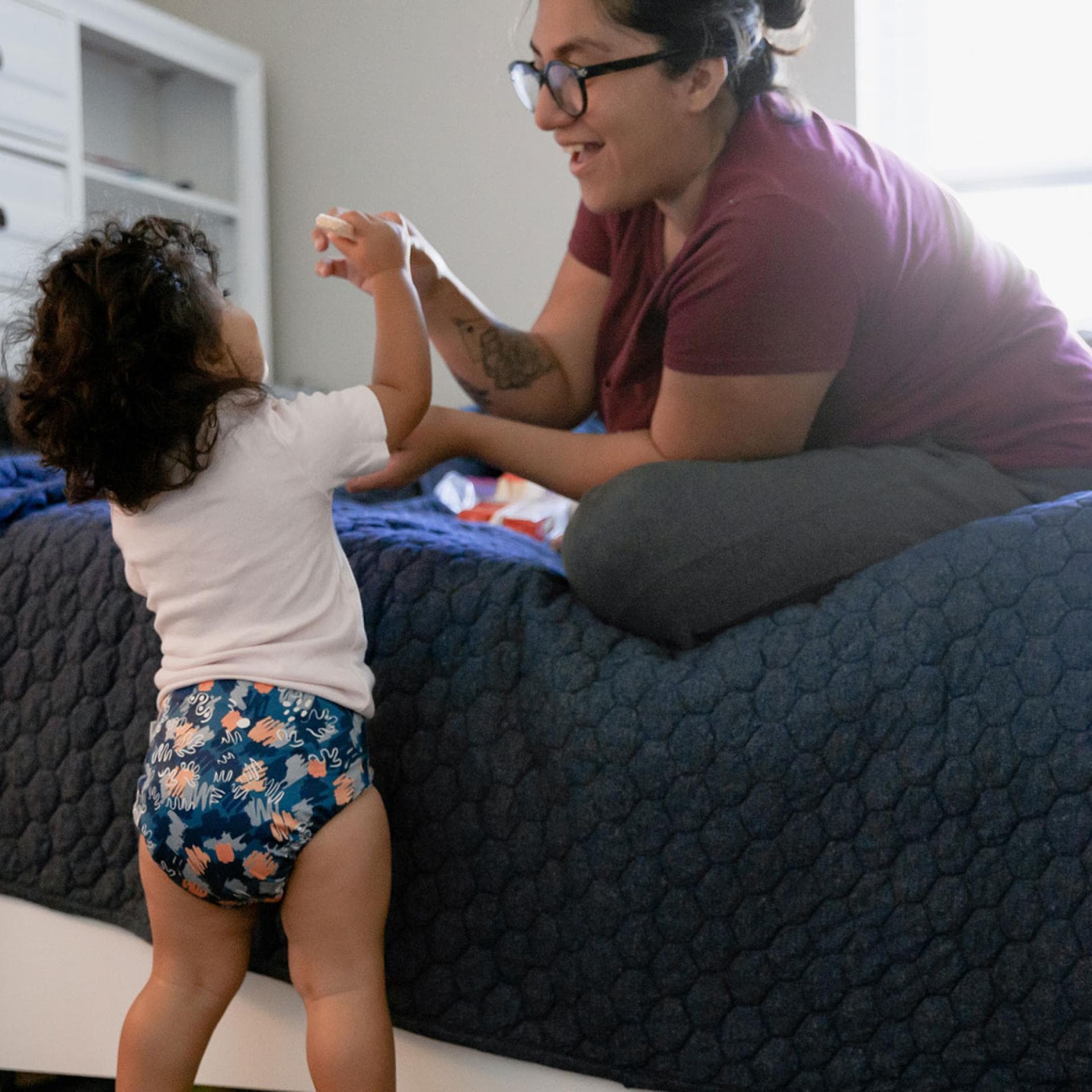 Mutter mit Kind, das Hybridwindeln trägt.