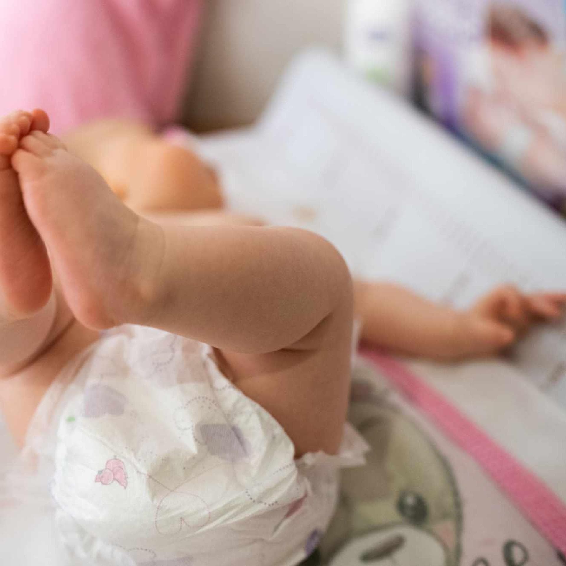 Wickeln gehört zu essentiellen Babypflege. Aber was genau muss man bei kleinen Mädchen beachten? 