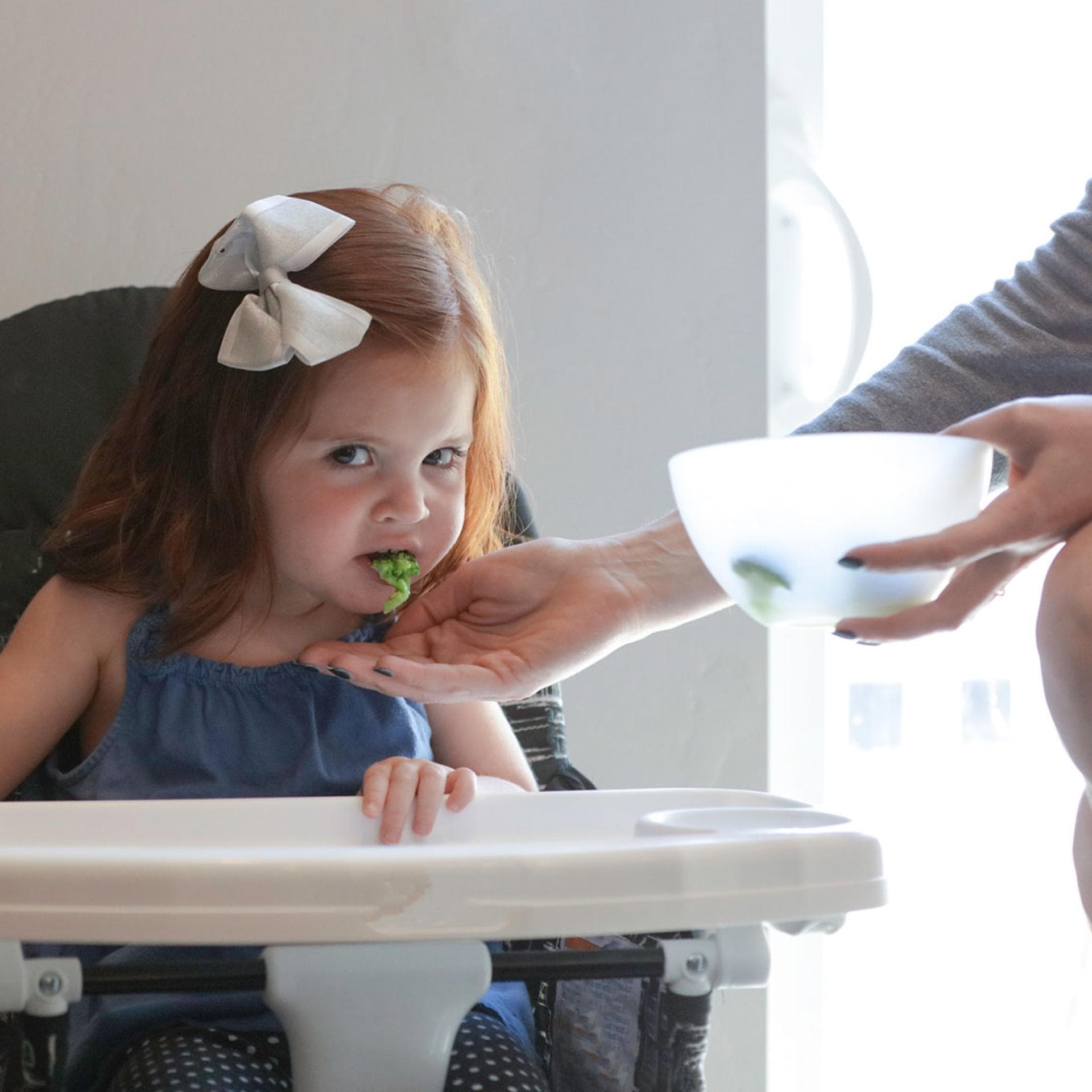 Das Baby spuckt Essen aus und Mama und Papa wissen nicht, woran es liegen könnte: keine Seltenheit.