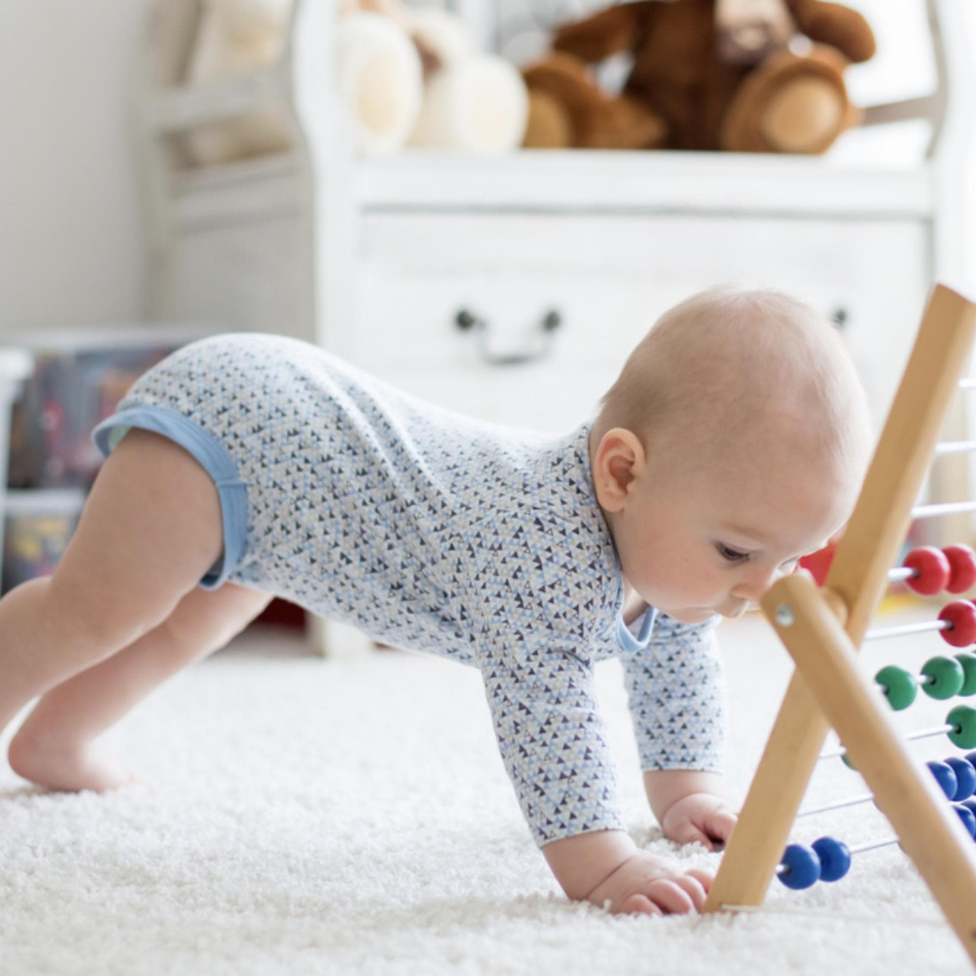 Ein kleines Baby spielt mit einem Rechenschieber.