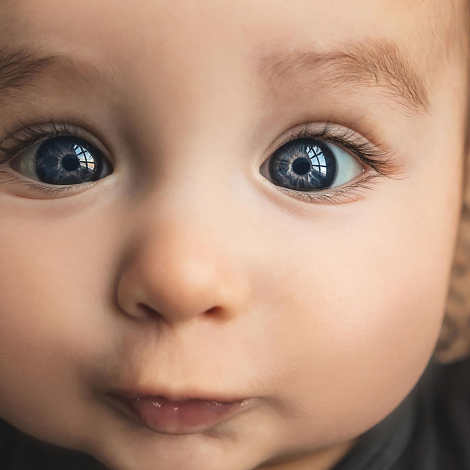 Die Augenfarbe der Babys entscheidet sich erst mit ungefähr zwei Jahren.