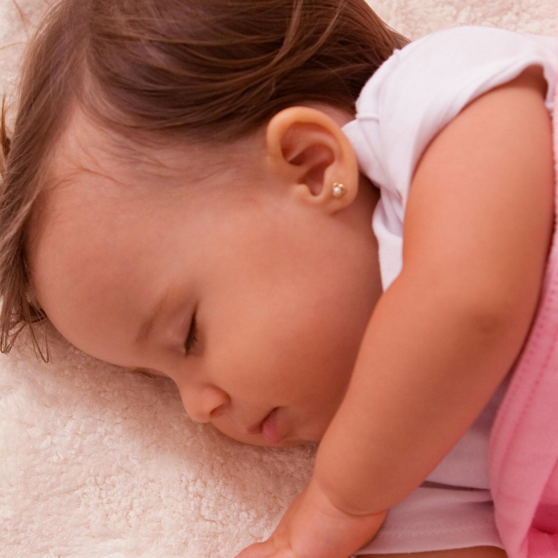 Schlafendes Baby mit Ohrring.