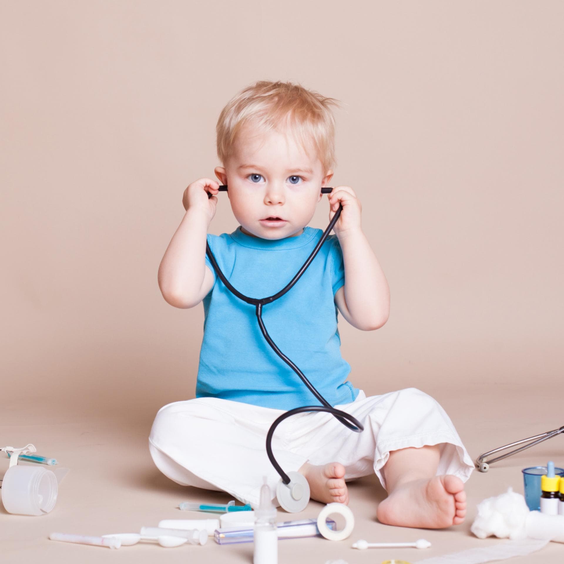 Für kleine Kinder und Babys sollte die Hausapotheke immer alle wichtigen Medikamente bereithalten.
