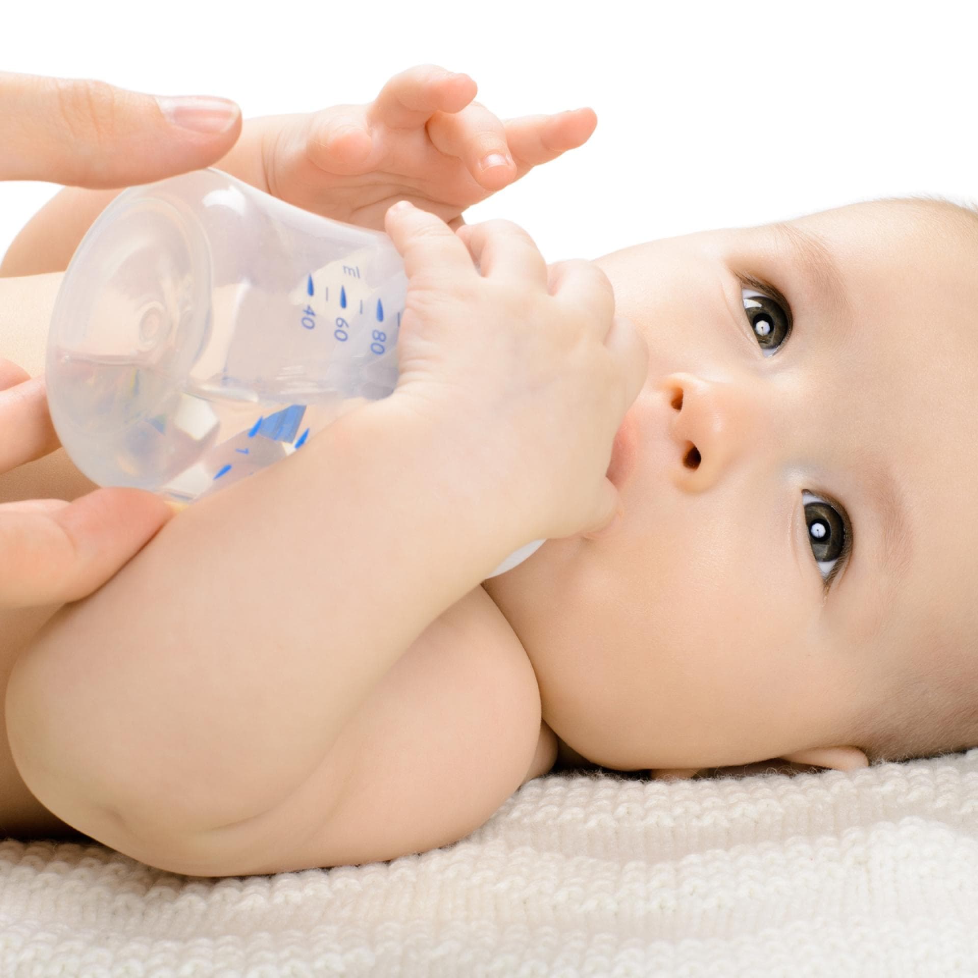 Baby mit Trinkflasche.