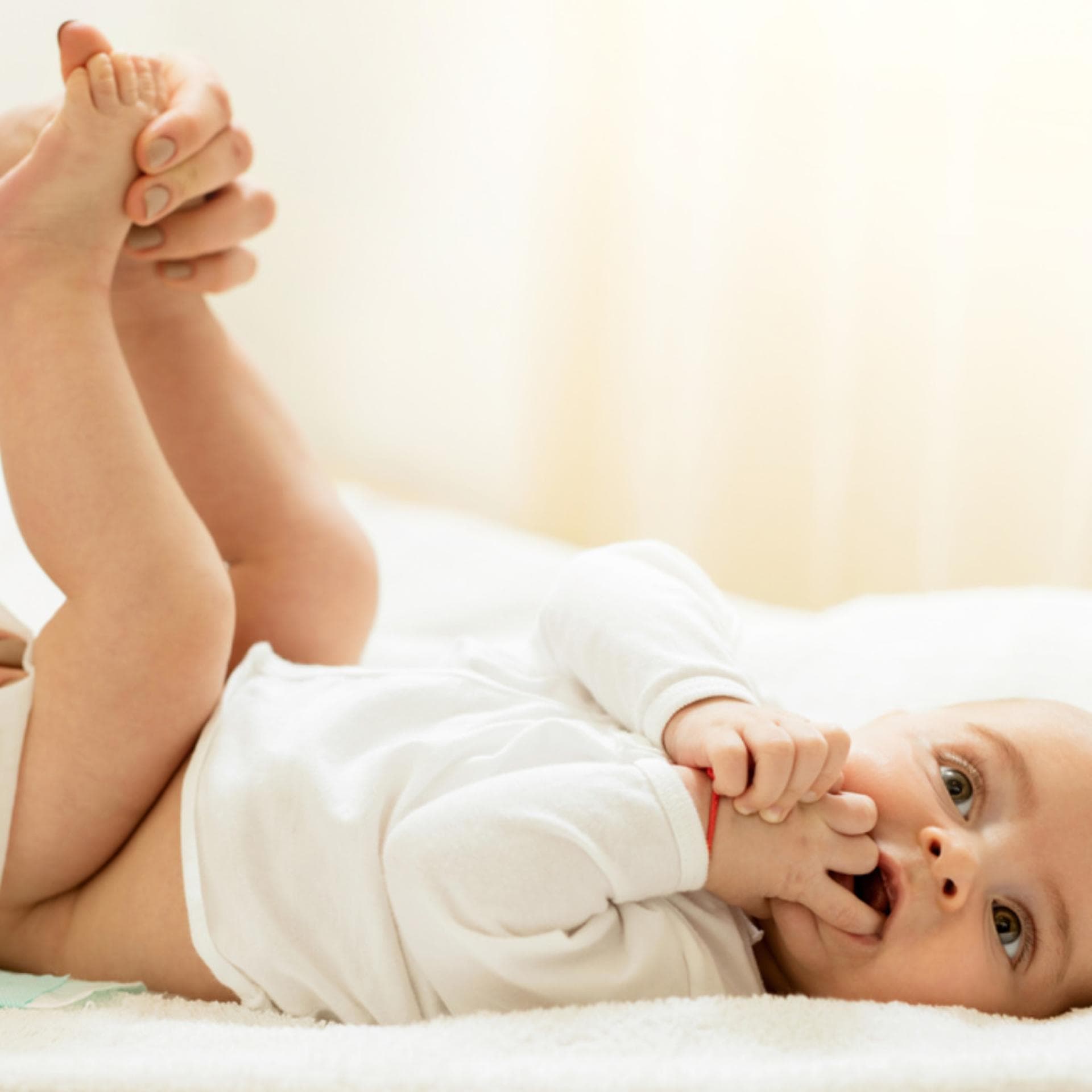 Baby wird gewickelt.