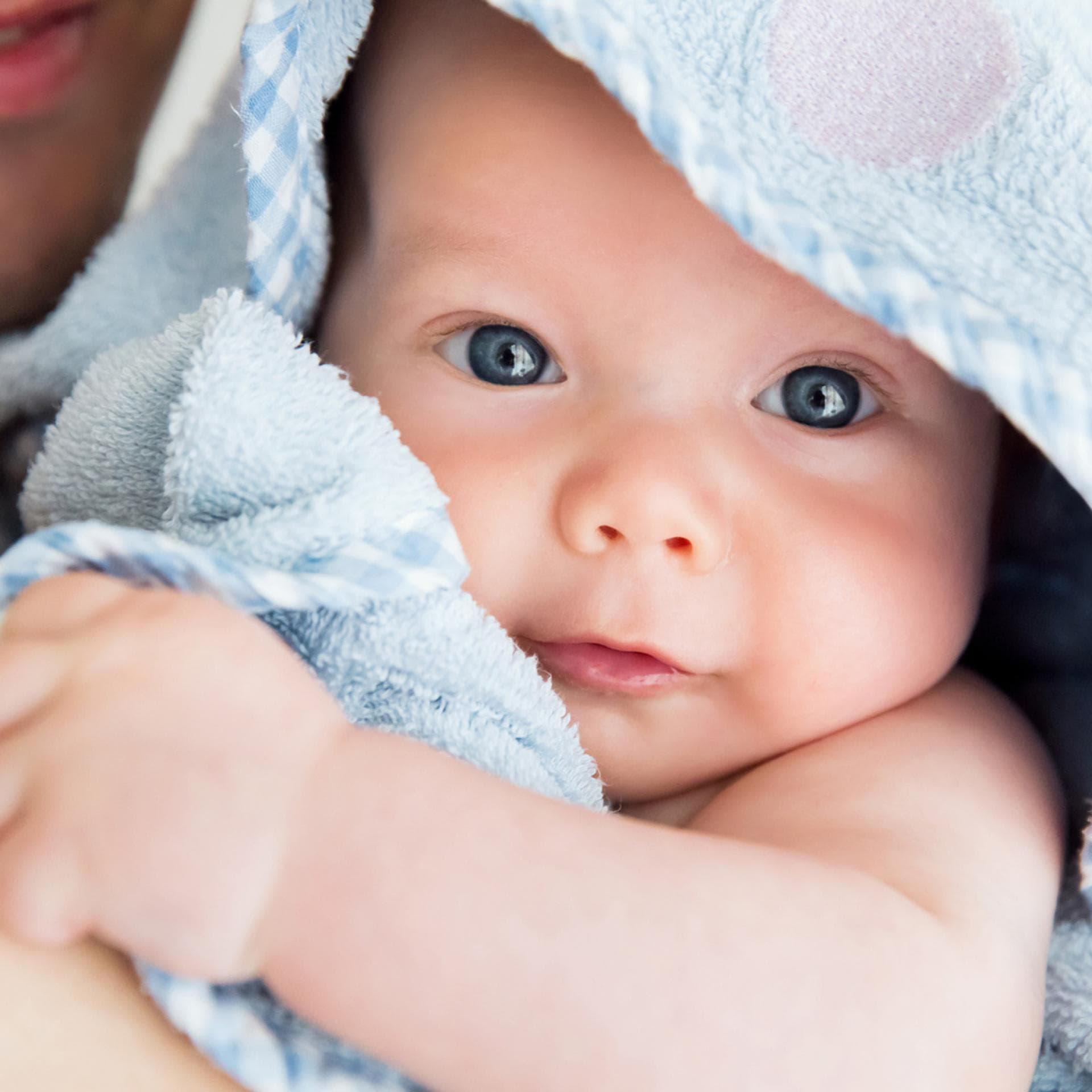 Baby mit Badehandtuch.
