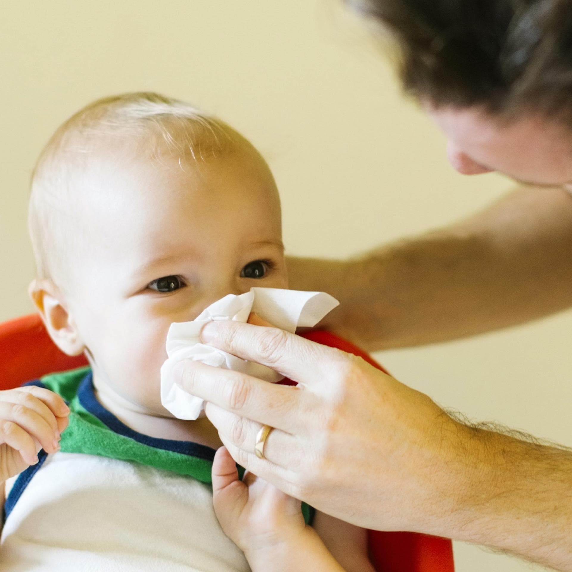 Papa putzt dem Nachwuchs die laufende Nase.