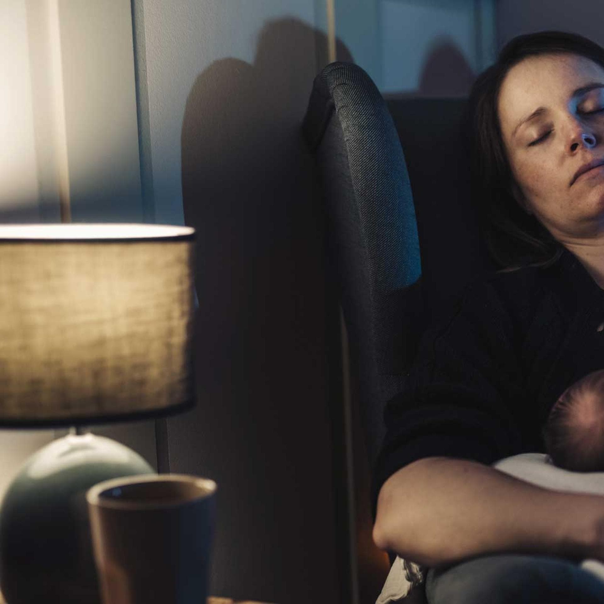 Babys werden nachts wach. Das kann zwar für Mama ultra-anstrengend sein, ist aber trotzdem sehr wichtig. 