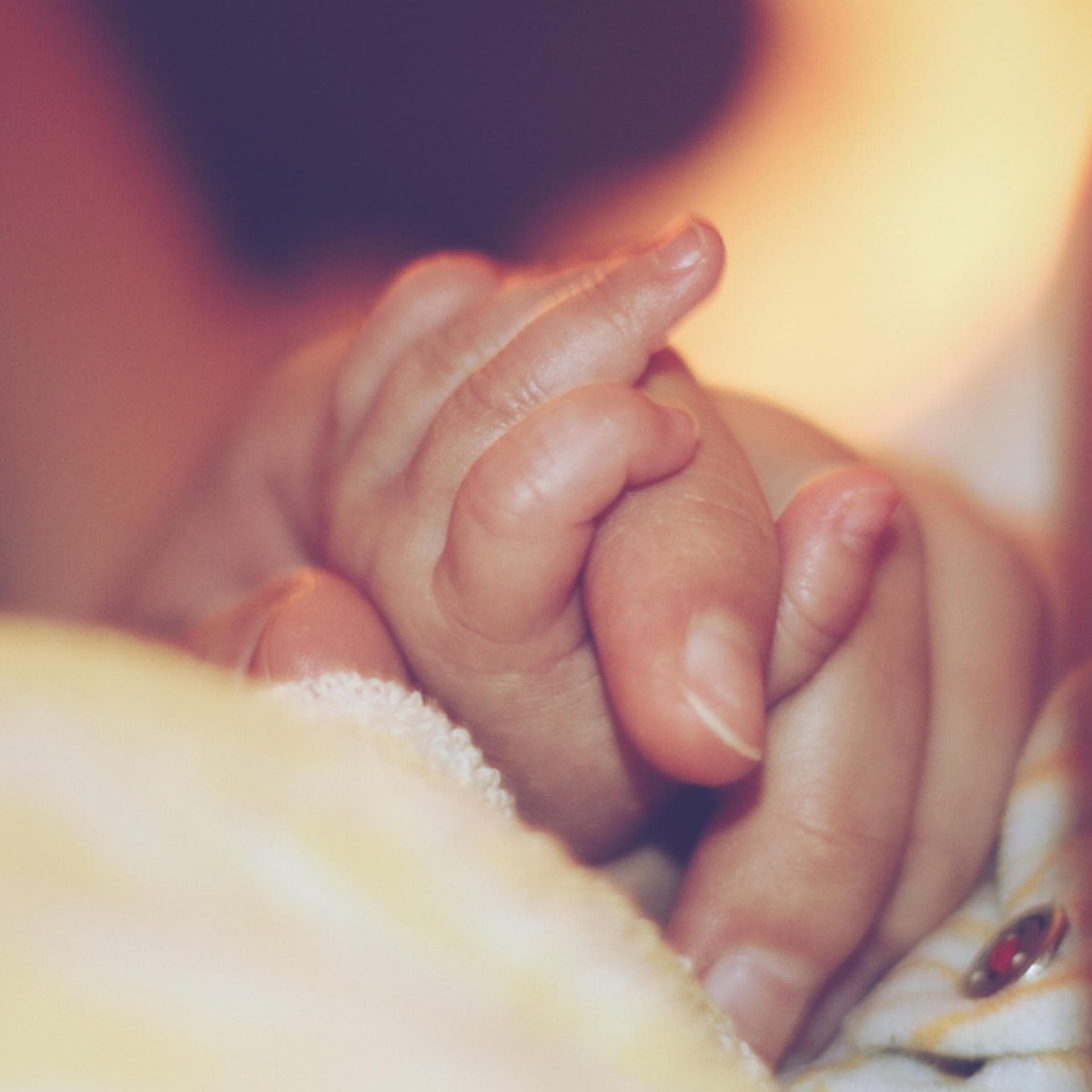 Ungünstige Einschlafhilfe: Manche Babys und Kinder können nur noch mit der Hand einschlafen.