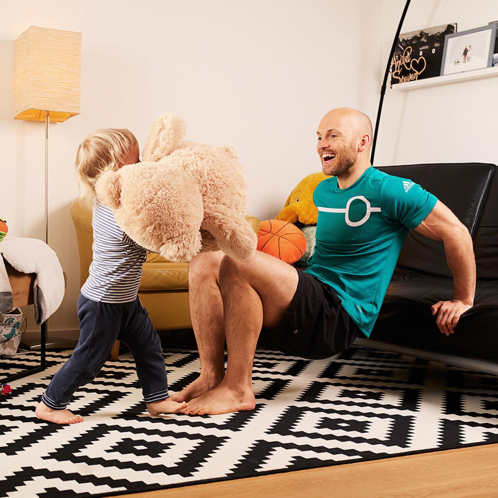 Während Steven seinen Sohn samt Teddy bespaßt, trainiert er gleichzeitig seinen Trizeps.