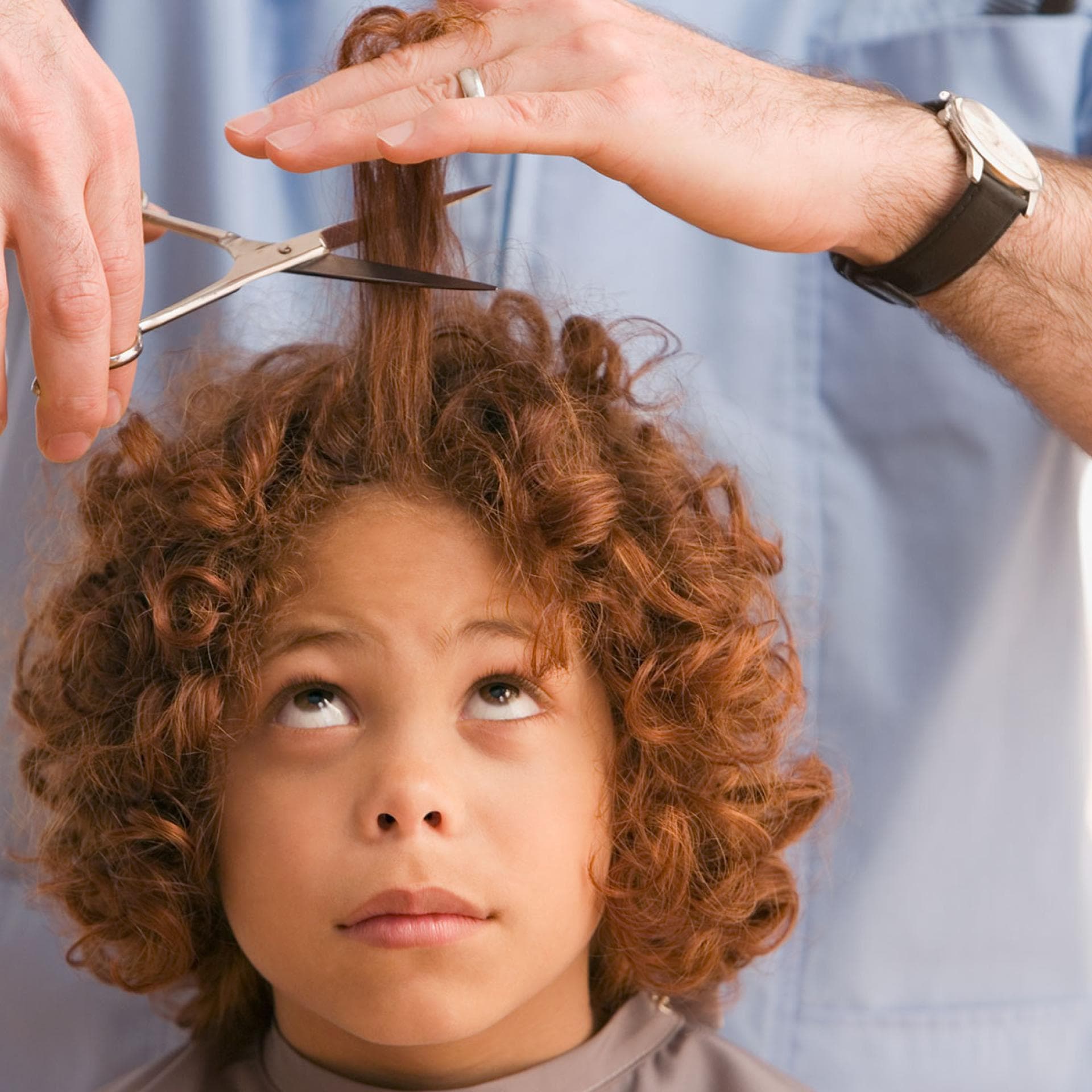 Einem Kind werden die Haare geschnitten.