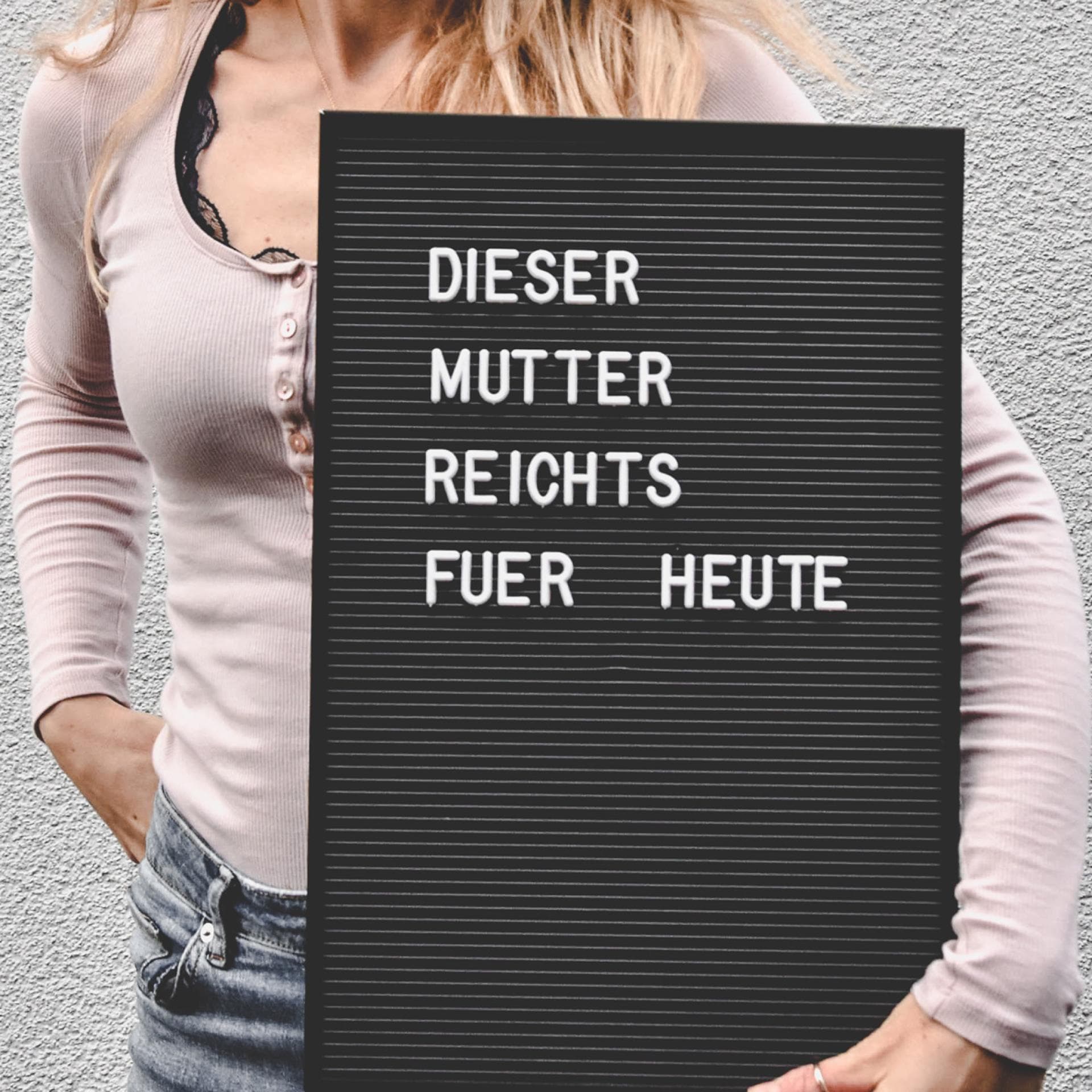 Frau mit Schild "Dieser Mutter reicht's für heute".