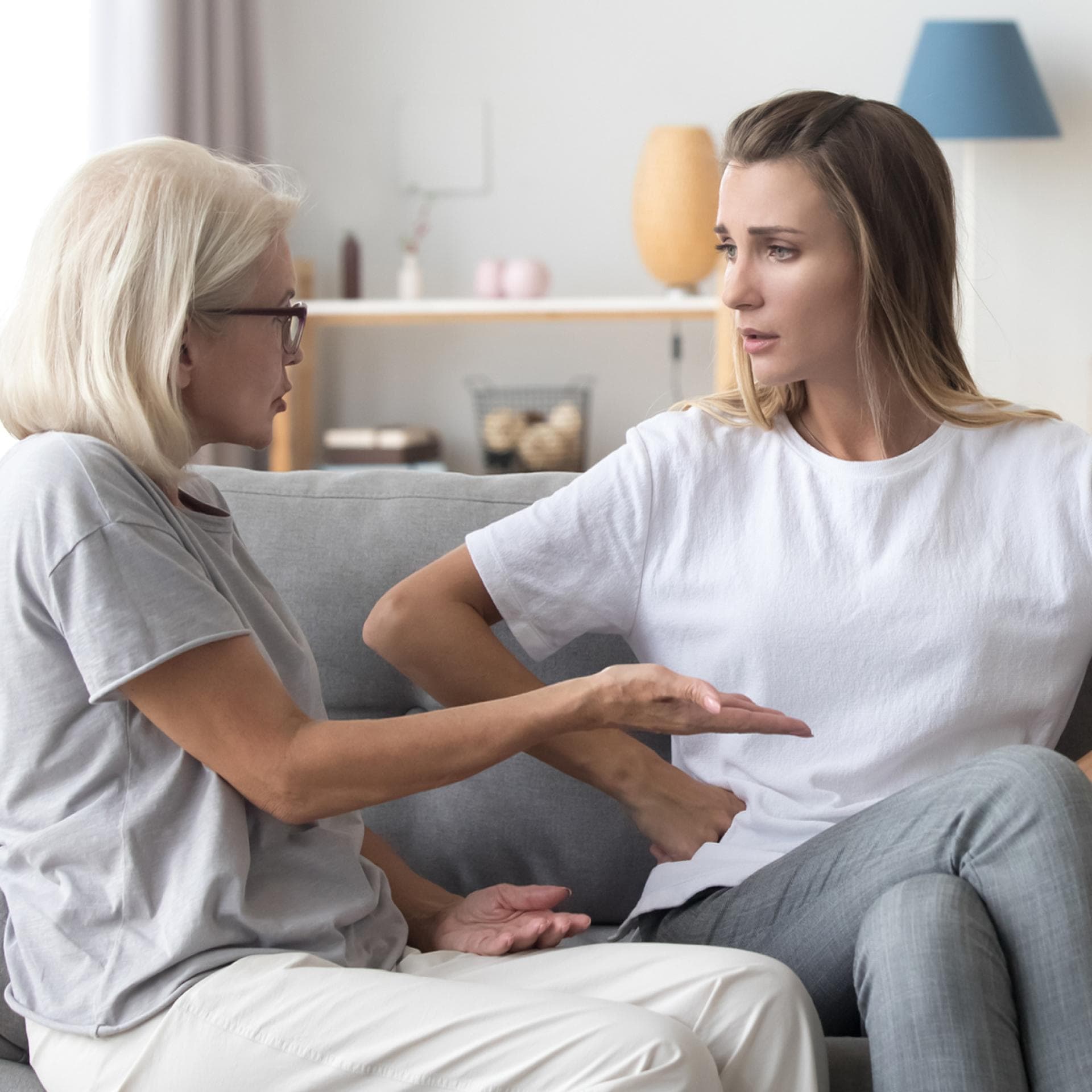 Drei Generationen auf dem Sofa.