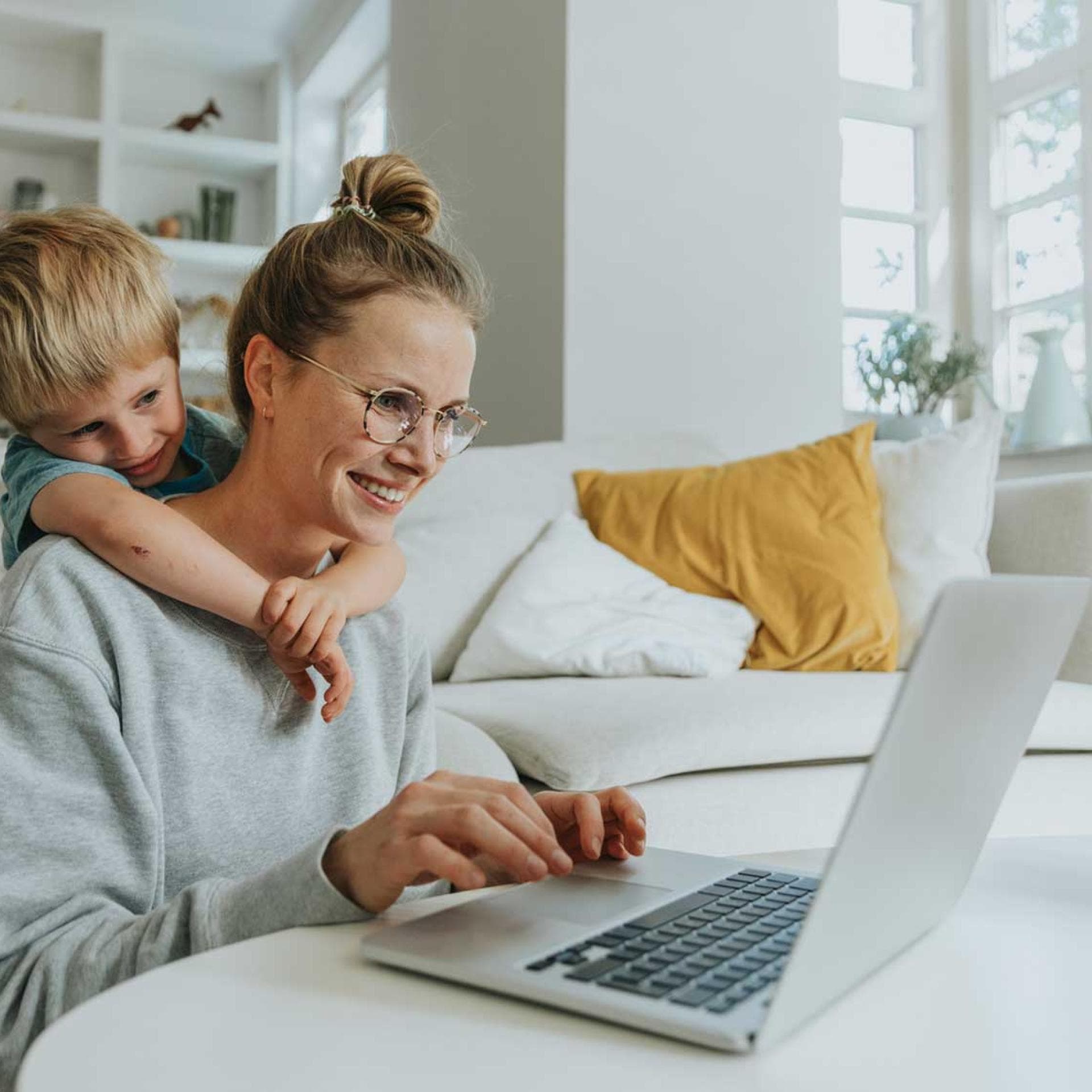 Mama mit Kind am Laptop.