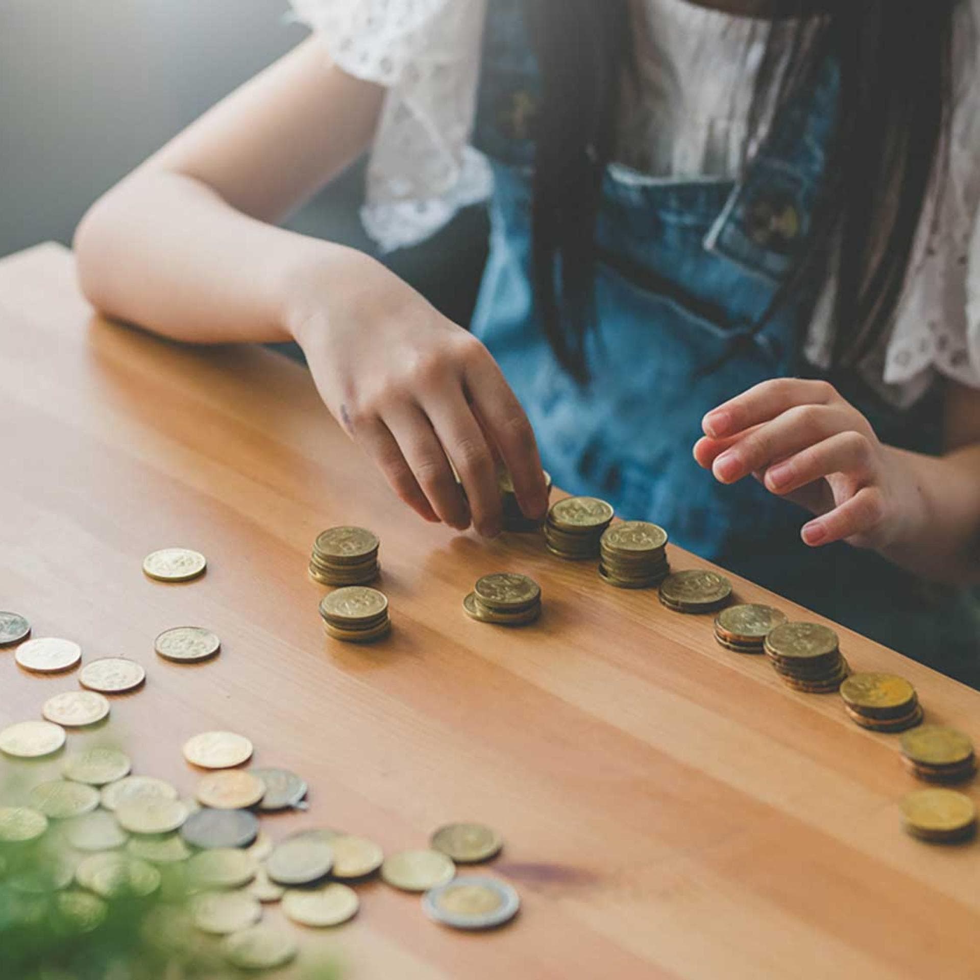 Mädchen zählt Münzen.