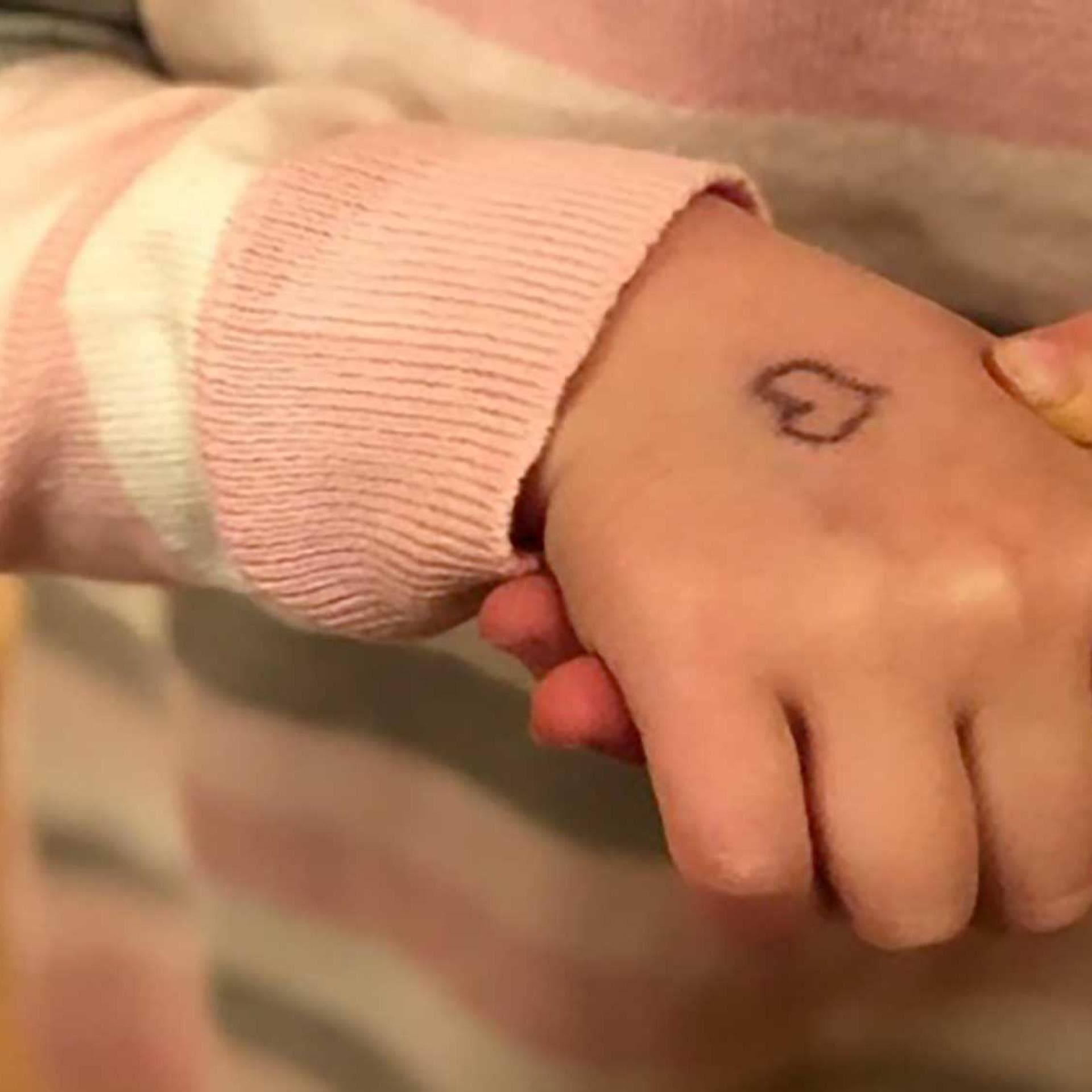 Herz auf Kinderhand gemalt