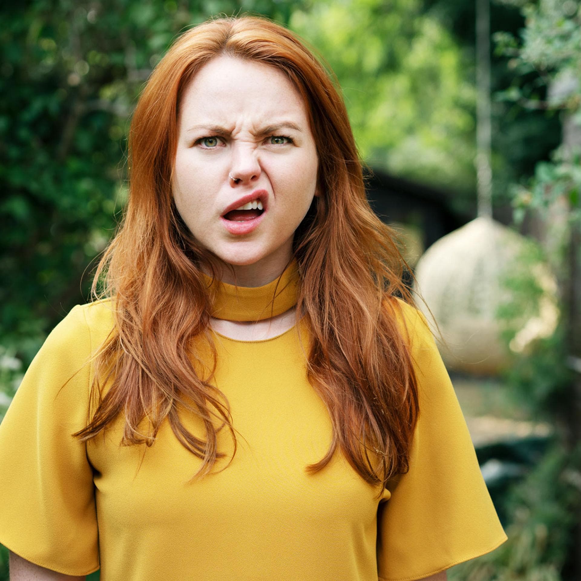 Frau zieht ungläubig die Lippe hoch.