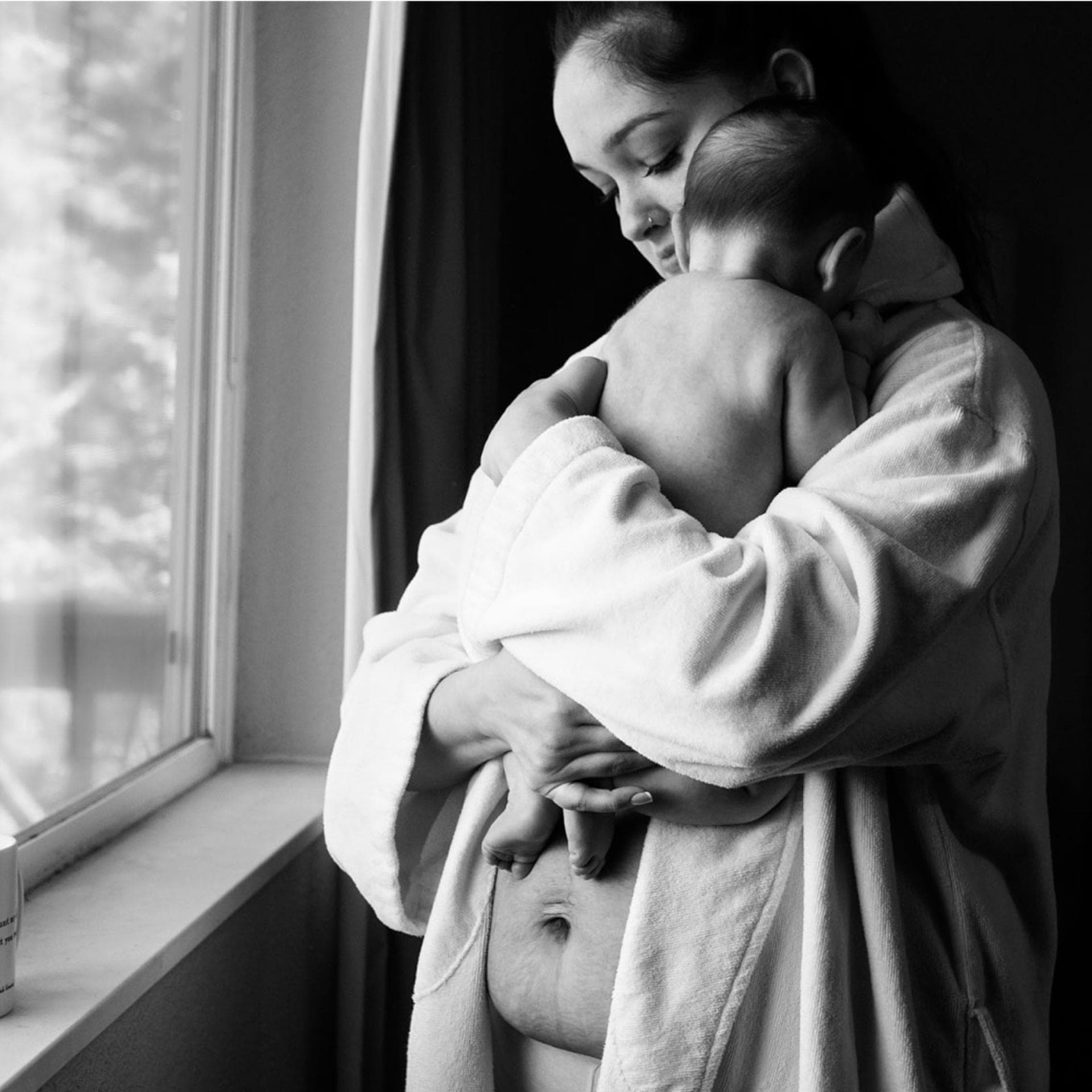 Eine Momentaufnahme von Mama mit Baby, die bei uns sofort Emotionen weckt.