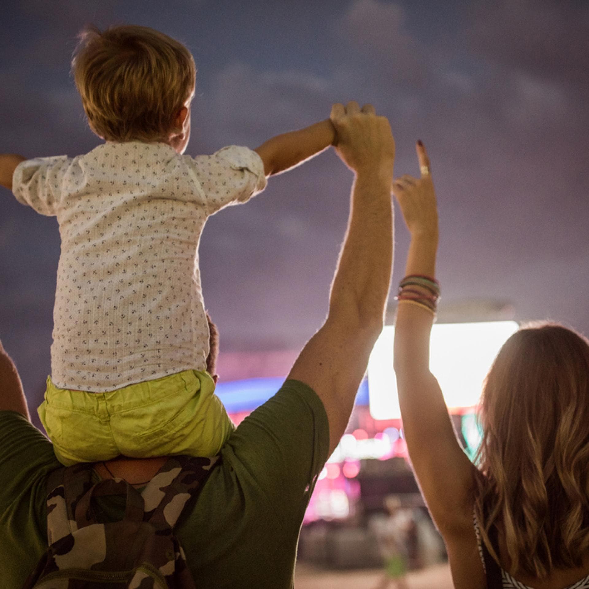 Eltern mit Kind auf Festival.
