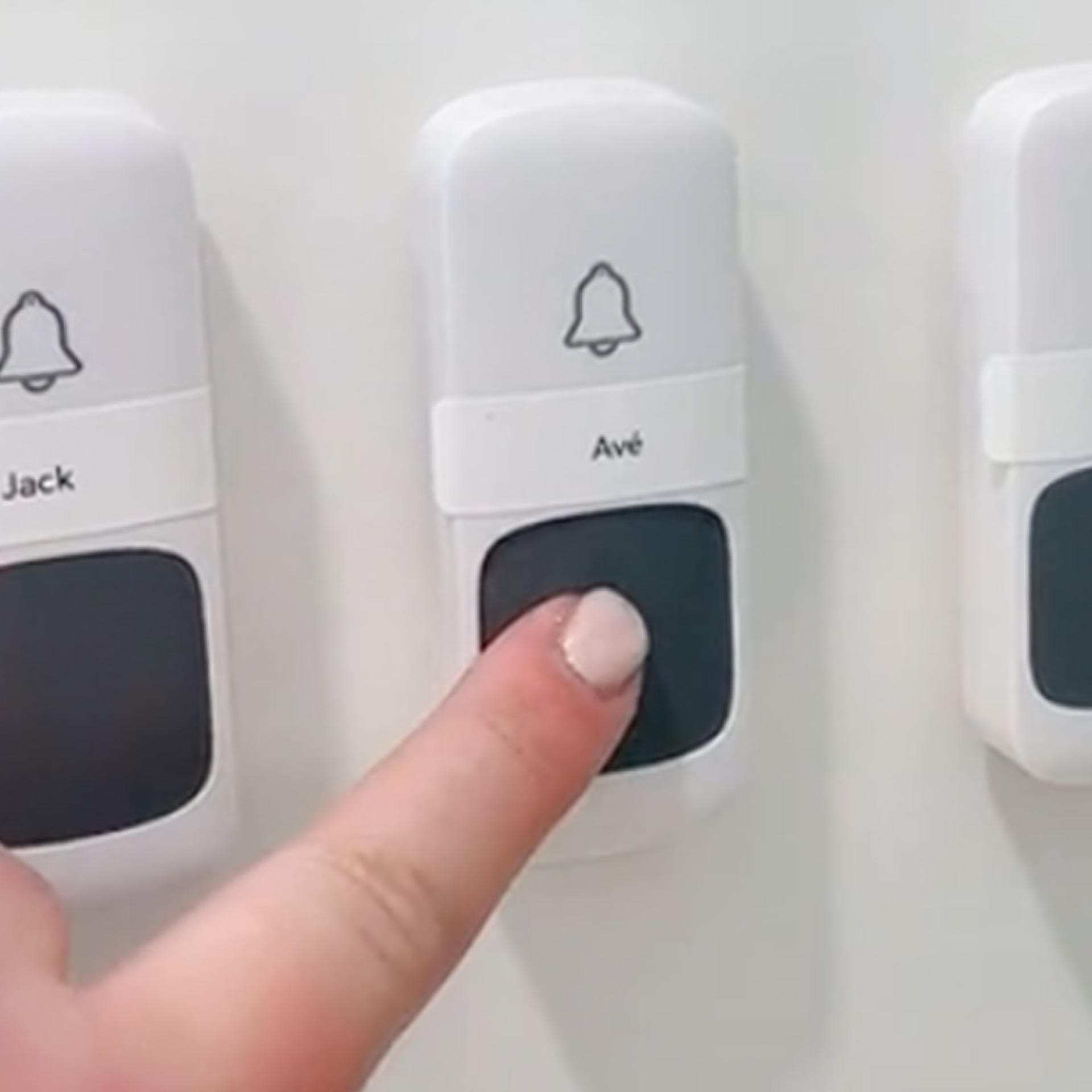 Bitte kommen, Kinder! Eine Klingel IM Haus kann nützlich sein, um die Familie z. B. zum Essen zusammen zu bringen.