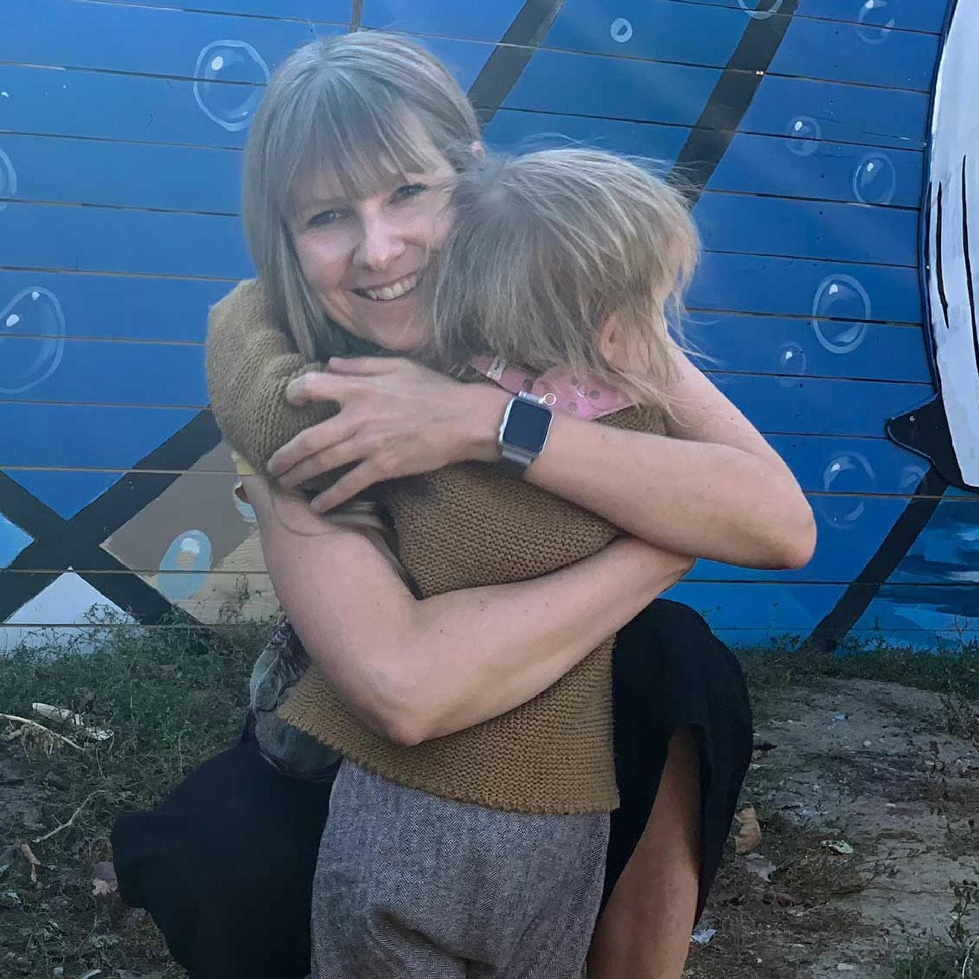 Mutter umarmt ihr Kind.