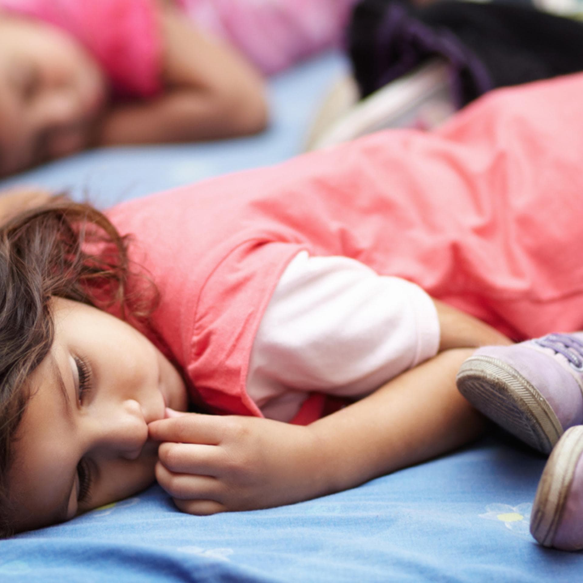 Der Mittagsschlaf in der Kita lässt die Kinder zur Ruhe kommen.