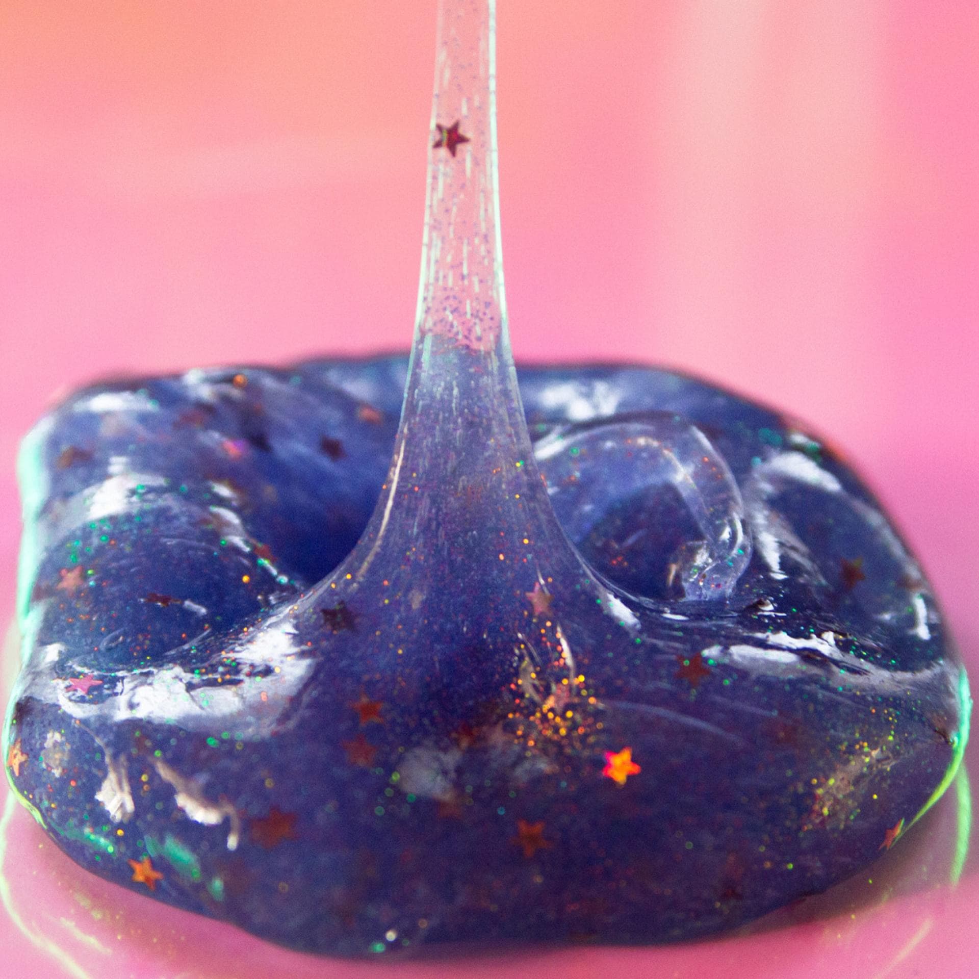 Schleim selber machen ist für Kinder ein Riesenspaß! 