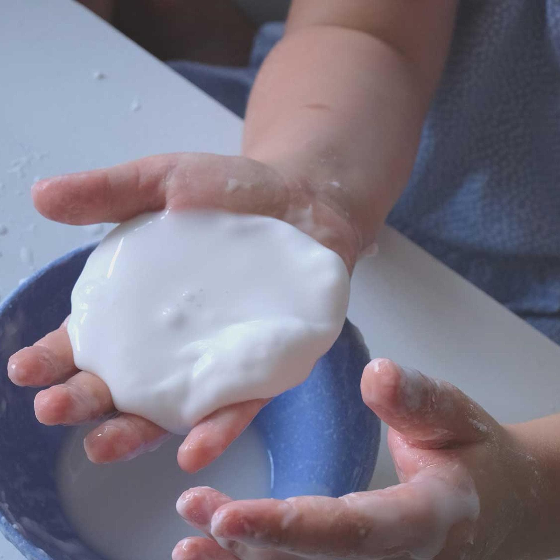 Kind hält Oobleck in der Hand.