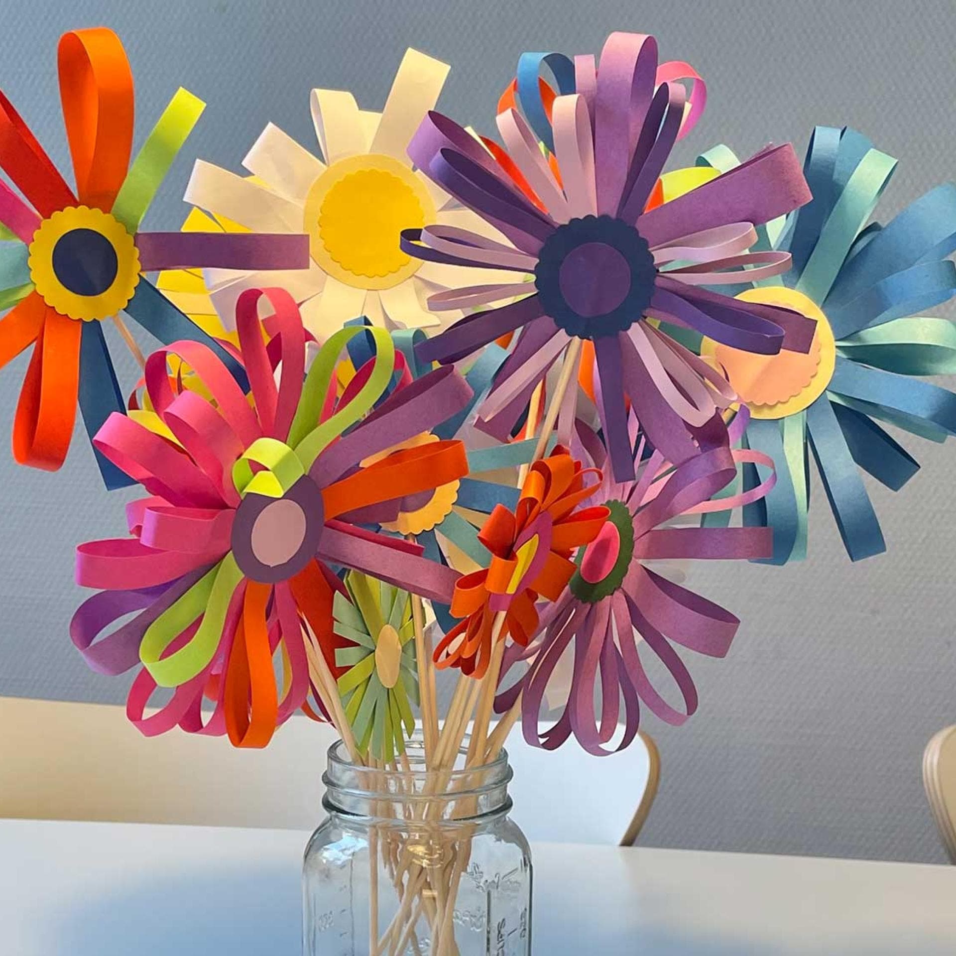 Ein Strauß selbst gebastelter Papierblumen