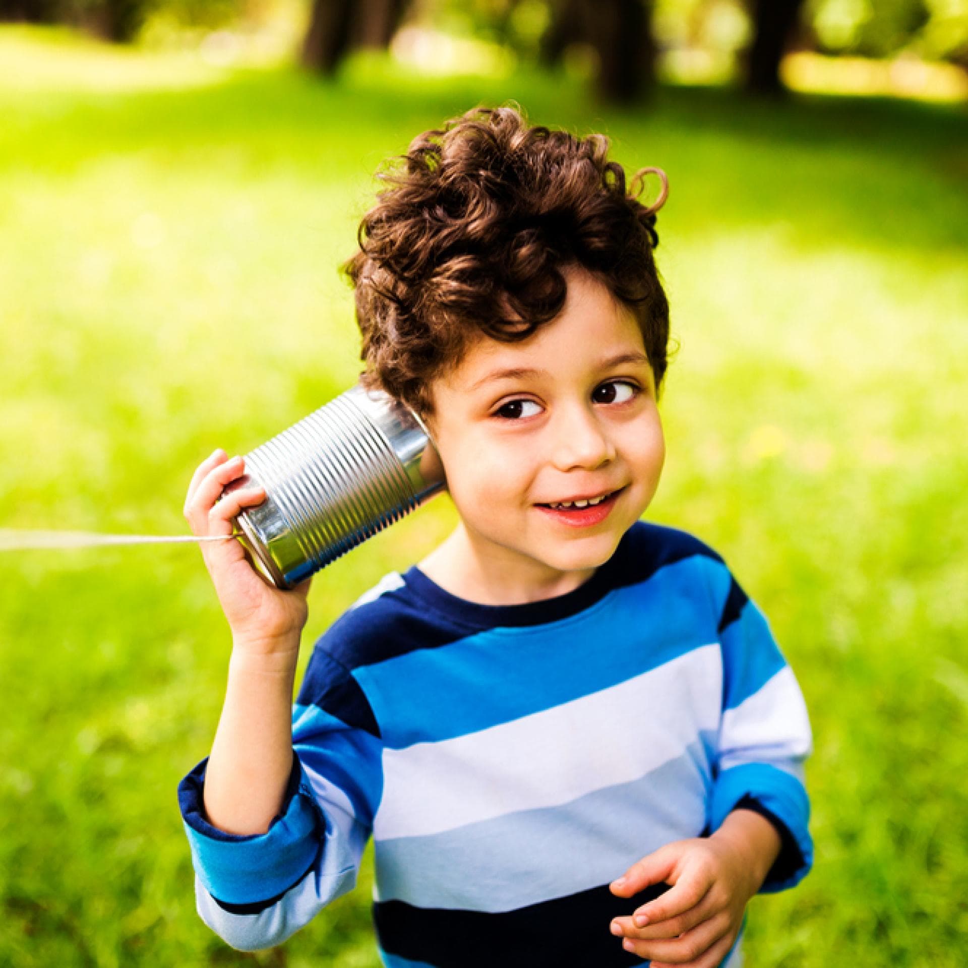Ein selbst gebasteltes Dosentelefon macht nicht nur Spaß, es ist auch total faszinierend für Kids.