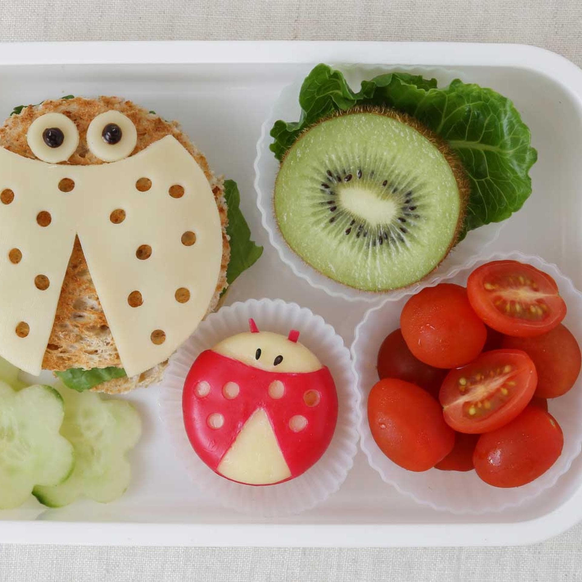 Das Toast mutiert zum Marienkäfer, die Gurken zu kleinen Blümchen. Muss eine Kita-Brotdose so aussehen – oder geht's einfacher?