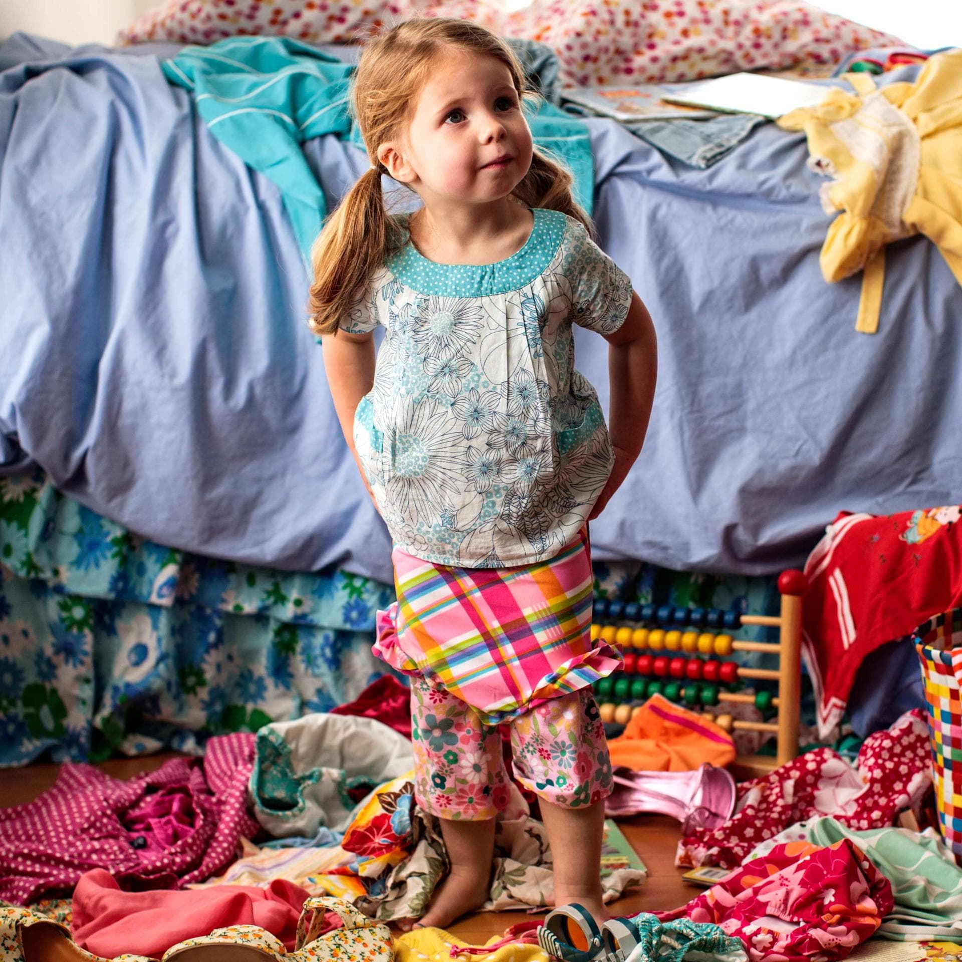 "Das kann ich schon alleine ...": Auch beim Anziehen muss man Kinder einfach mal machen lassen.