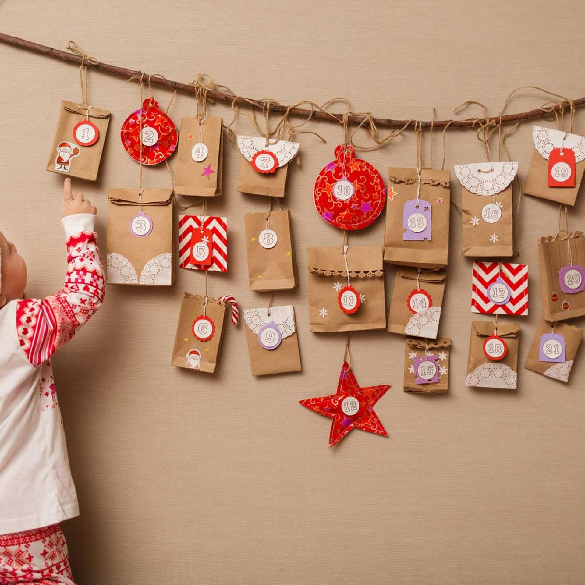 Kleines Kind mit selbst gemachtem Adventskalender.