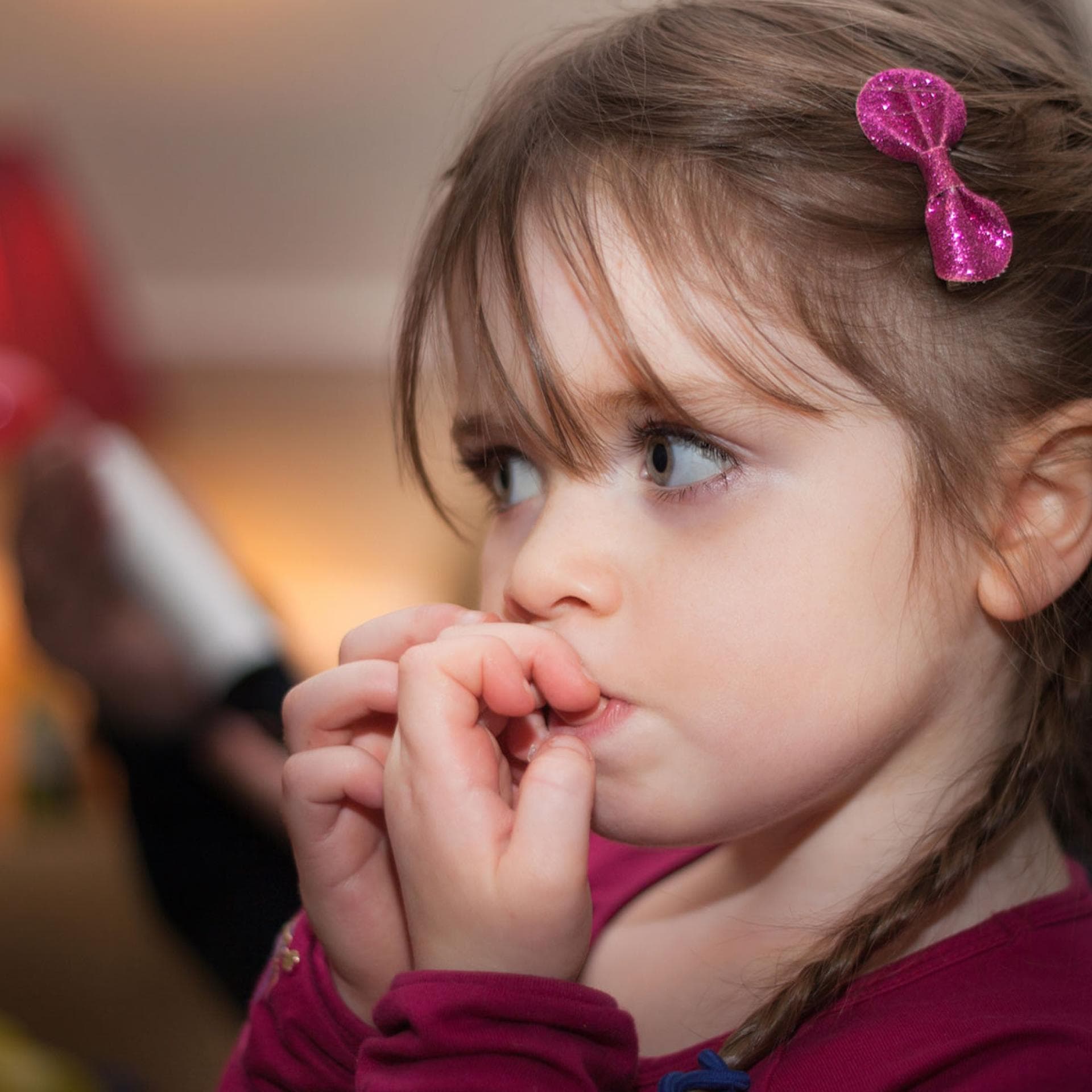 Wenn Kinder Tics entwickeln und sie für längere Zeit behalten, sollte man mit therapeutischer Hilfe gegensteuern. 