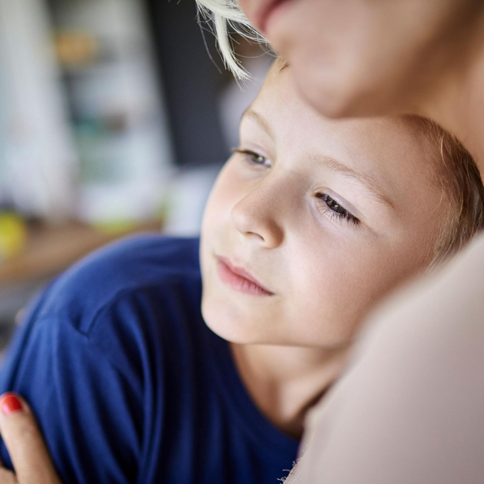 Ernster Sohn kuschelt mit Mutter.