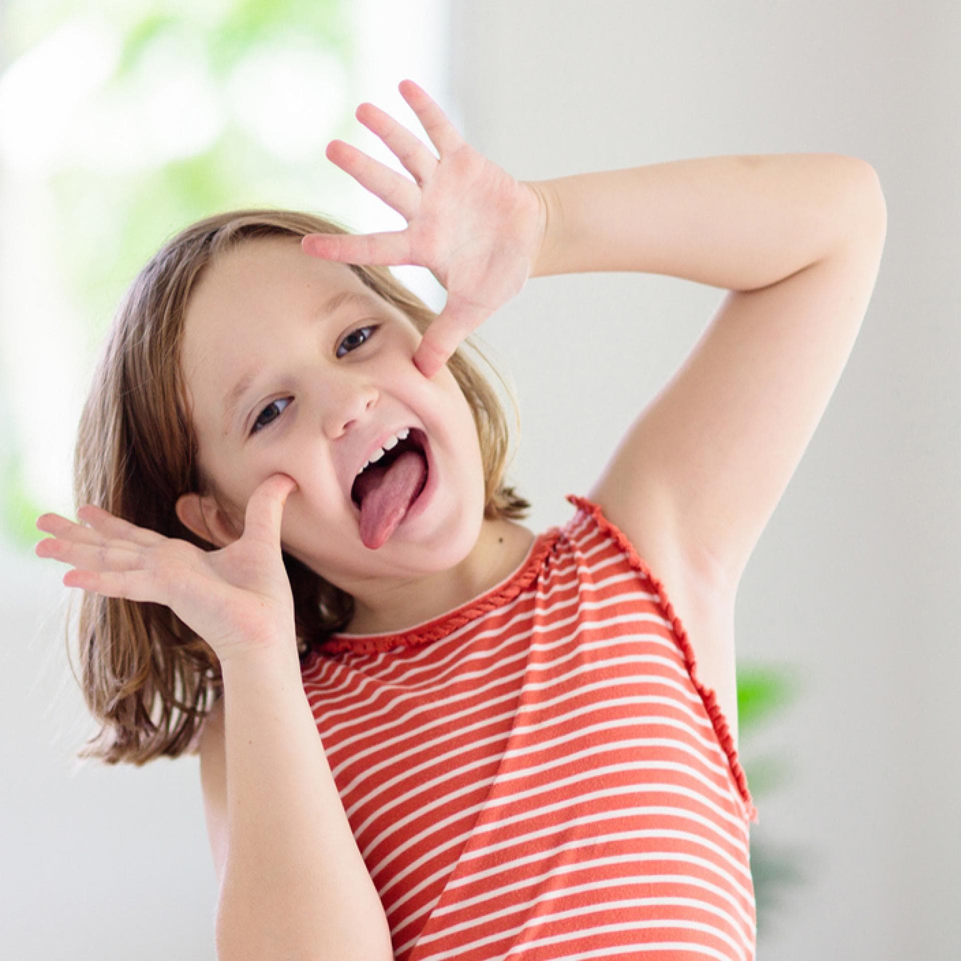 Kind schneidet eine Grimasse.