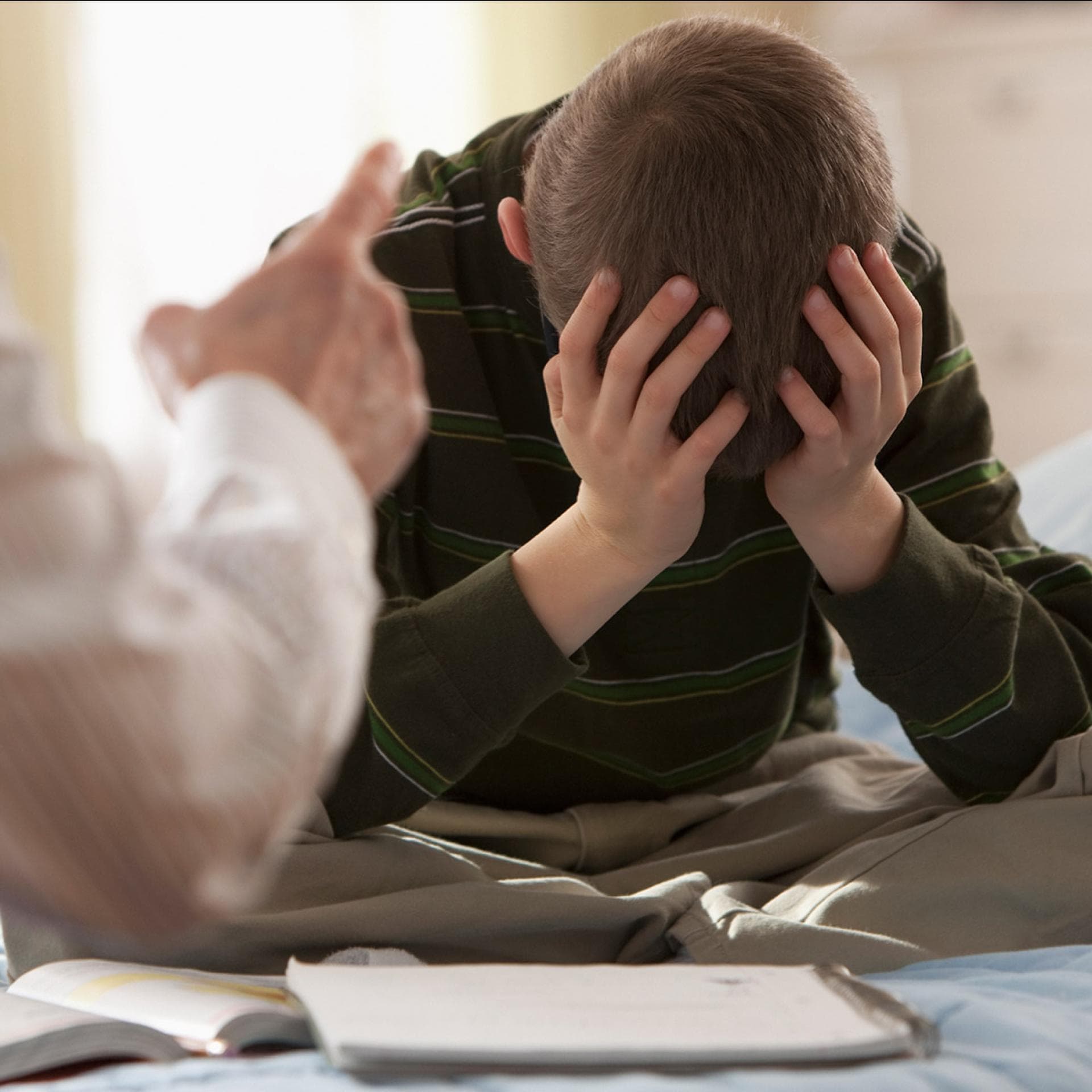 Vater schimpft mit Sohn im Schulalter