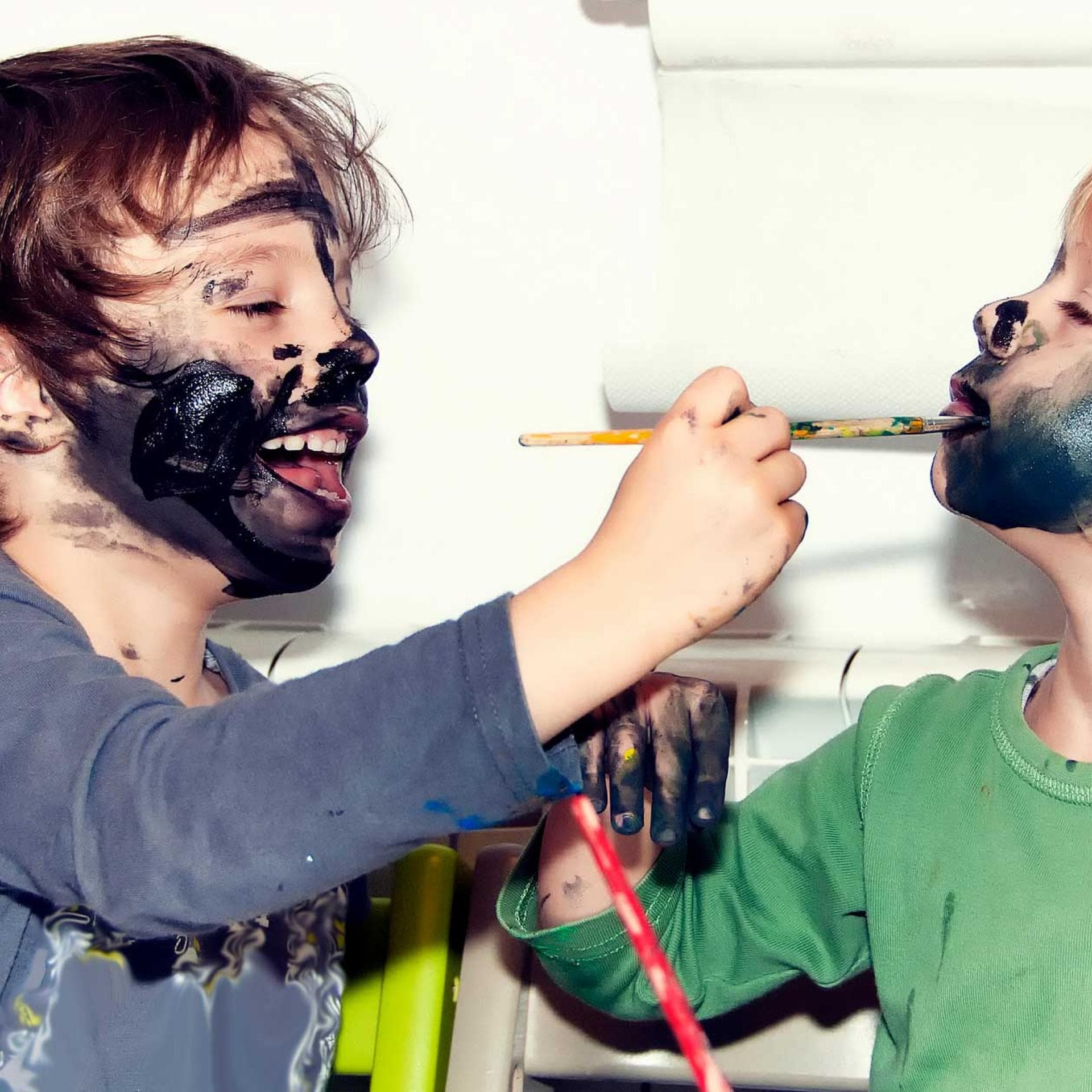 Kunterbuntes Chaos: Malen beflügelt die Fantasie von Kindern und fördert die Entwicklung. 