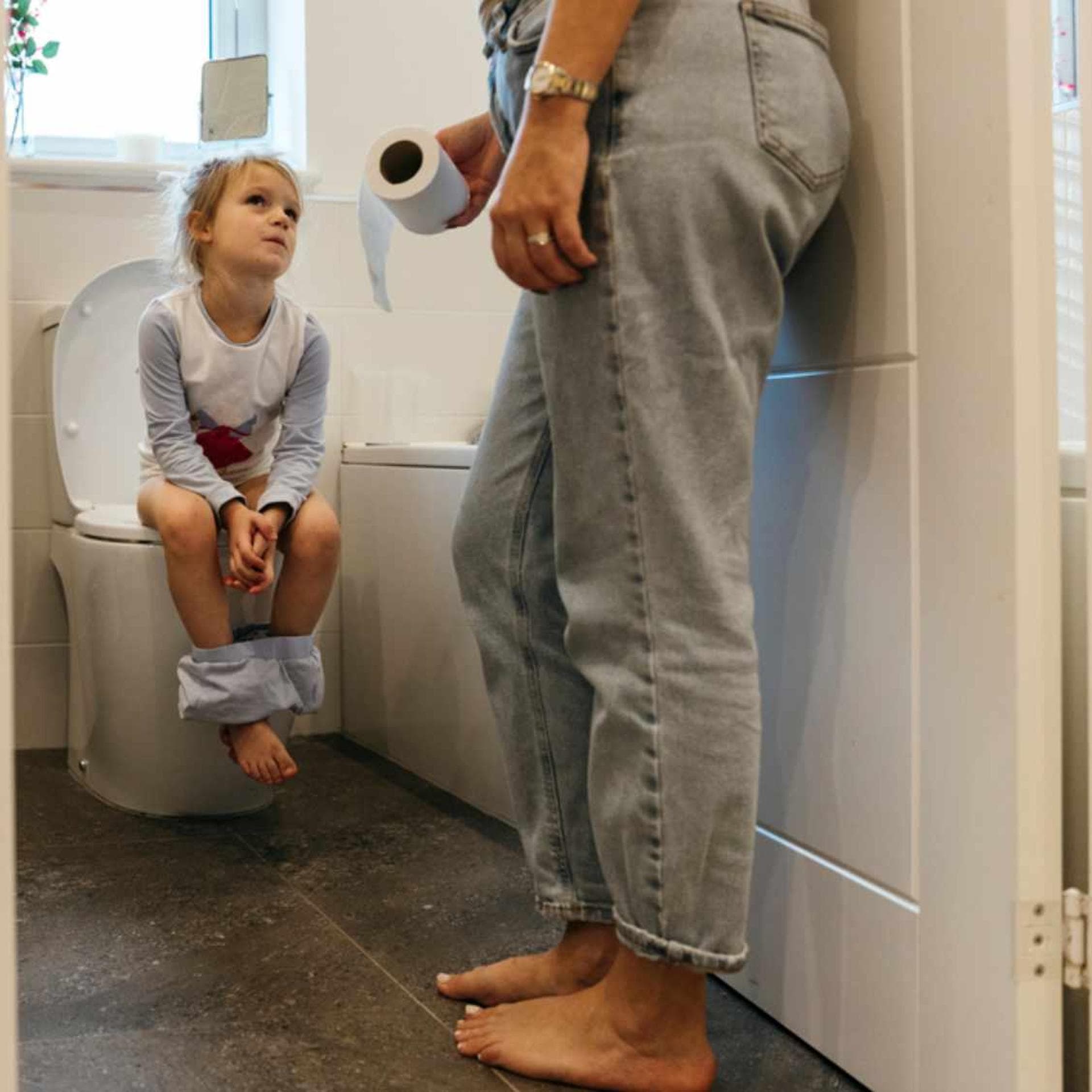Kinder sind ganz groß im Selbermachen. Aber beim Po-Abwischen kann die Selbstständigkeit manchmal noch auf sich warten lassen ... 