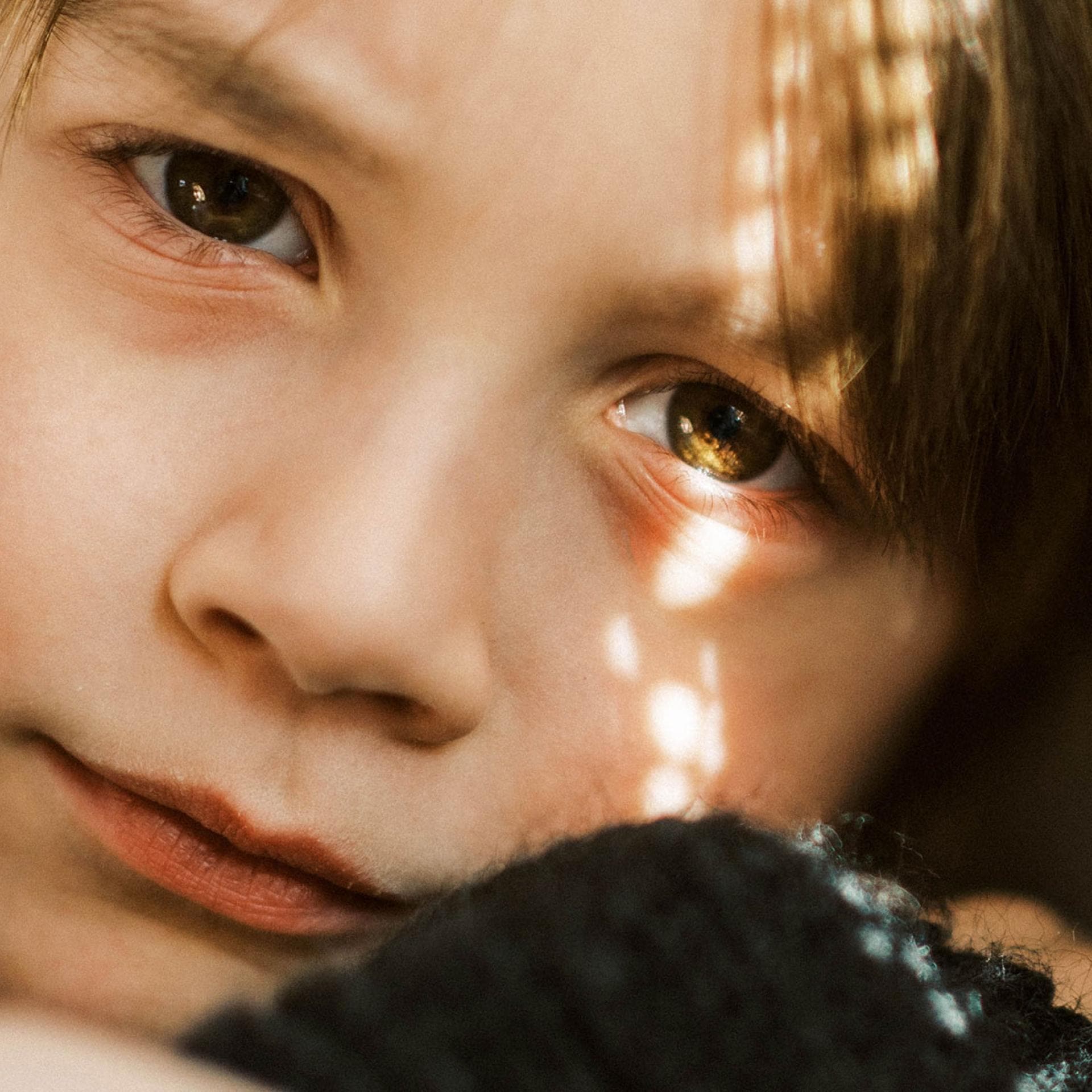 Eine Junge mit roten Augenringen