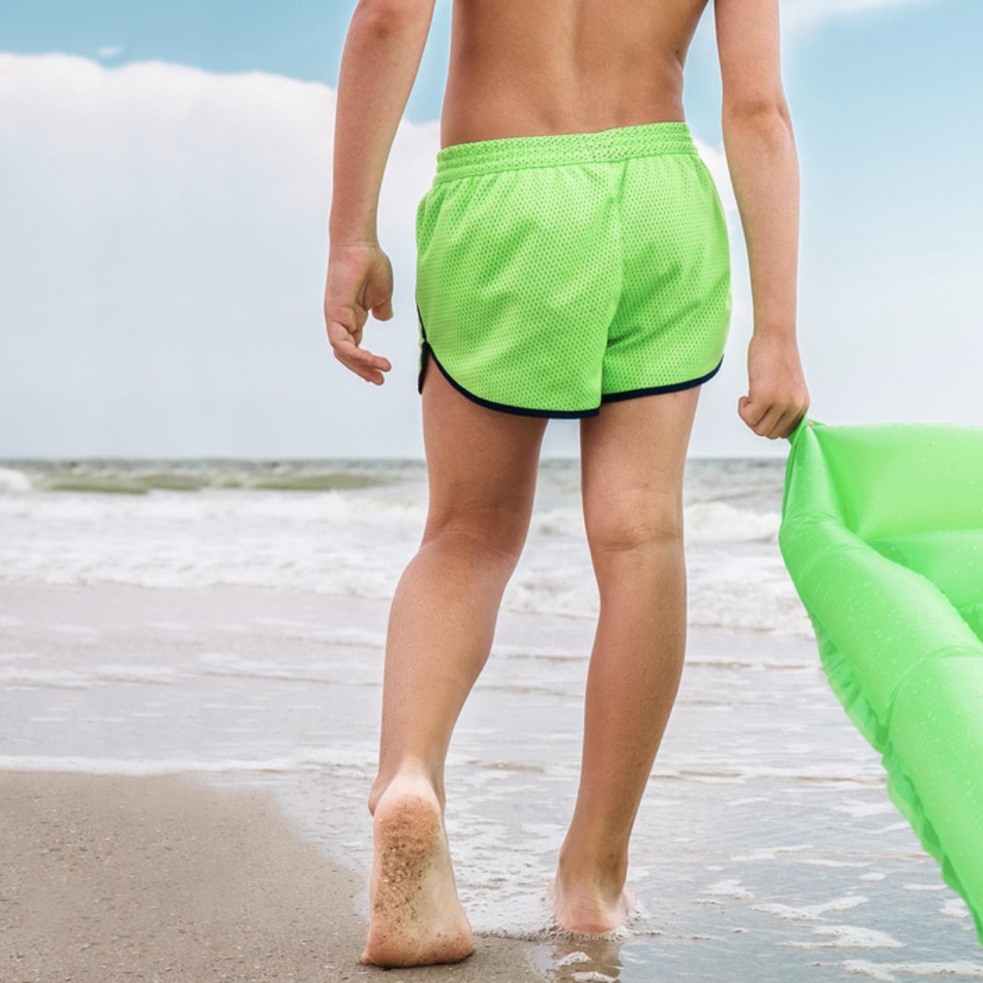 Wenn die Vorhaut im Netz der Badeshorts stecken bleibt, kann das ordentlich schmerzhaft sein.