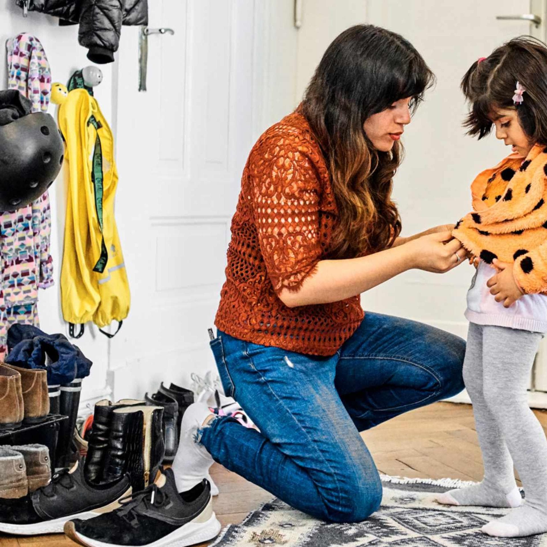 Mama, lass dein Kind mal machen! Denn: Selbst ganz kleine Kinder können ihre Jacke schon selbst anziehen. 