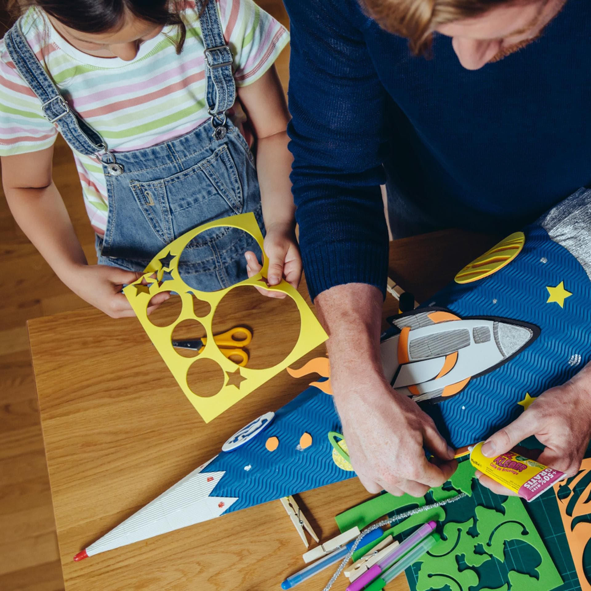 Gemeinsam basteln für die Einschulung macht Spaß und bringt garantiert eine tolle Schultüte hervor.