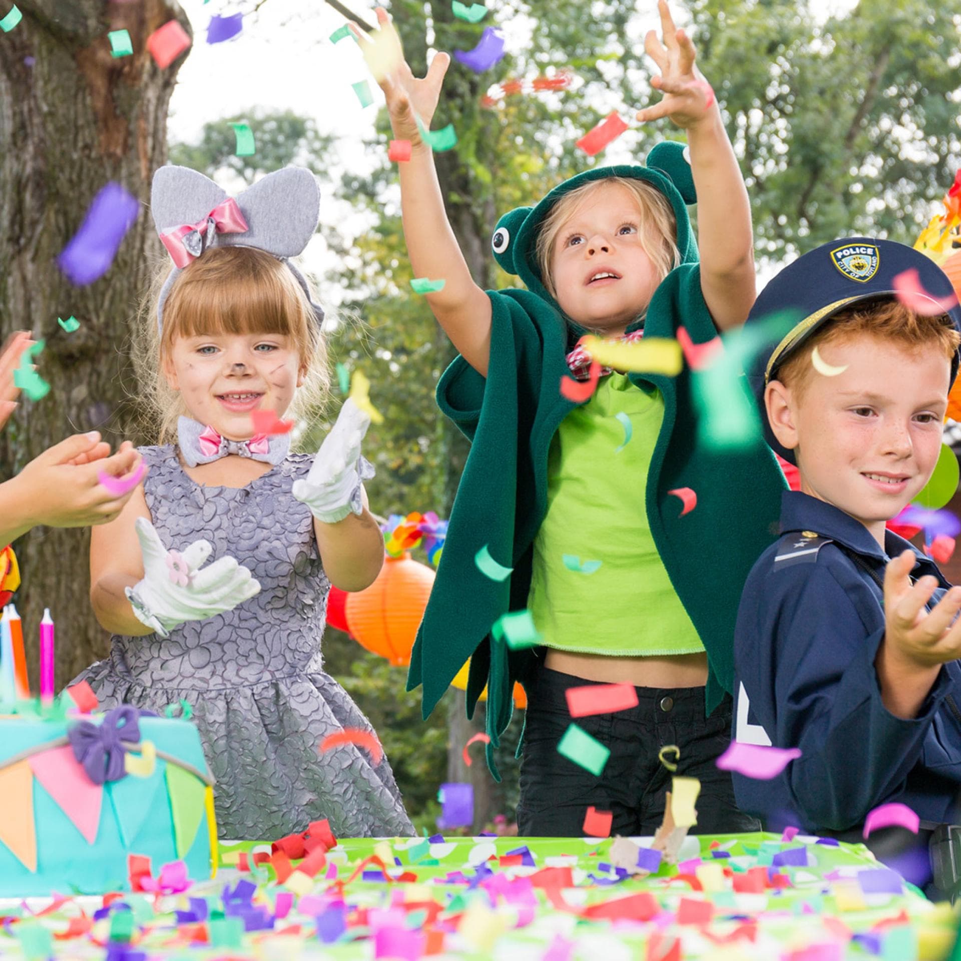 Kinder spielen draußen an Fasching
